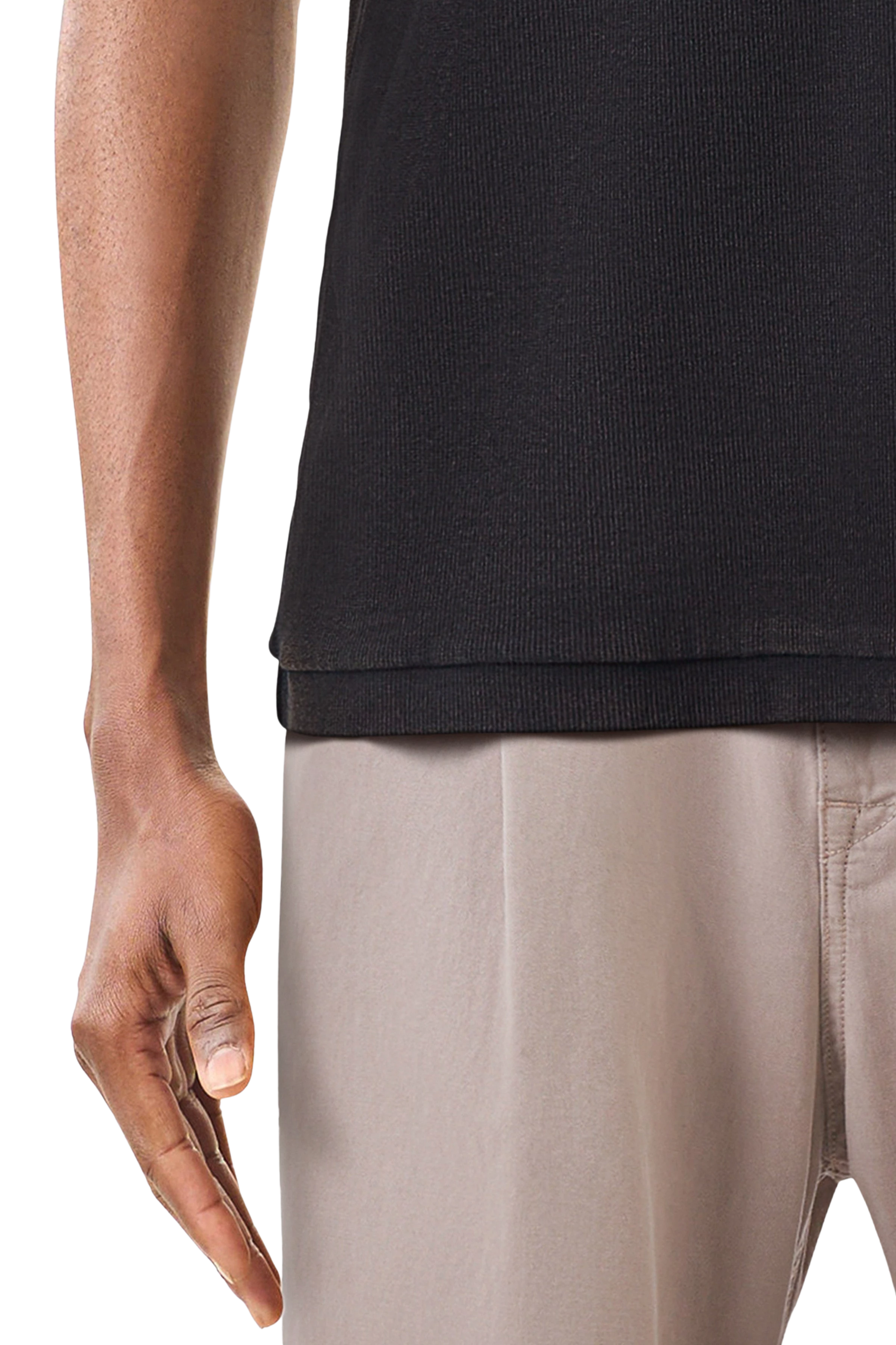 GILLAN - T-shirt in cotton rib - men - Natural Aluminium - Detailansicht am Model