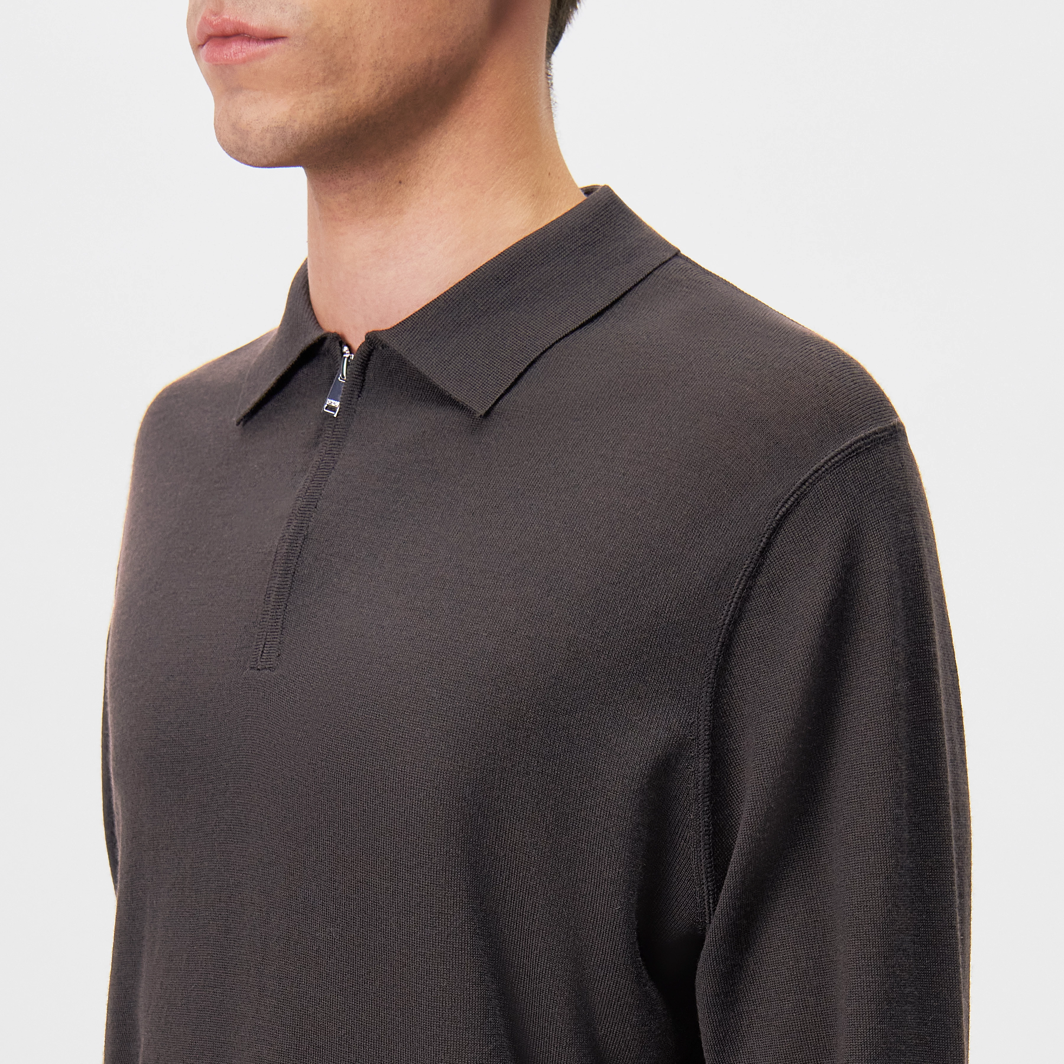 HALVVA - Langarm Poloshirt in reiner Schurwolle - Herren - braun - Detailansicht am Model