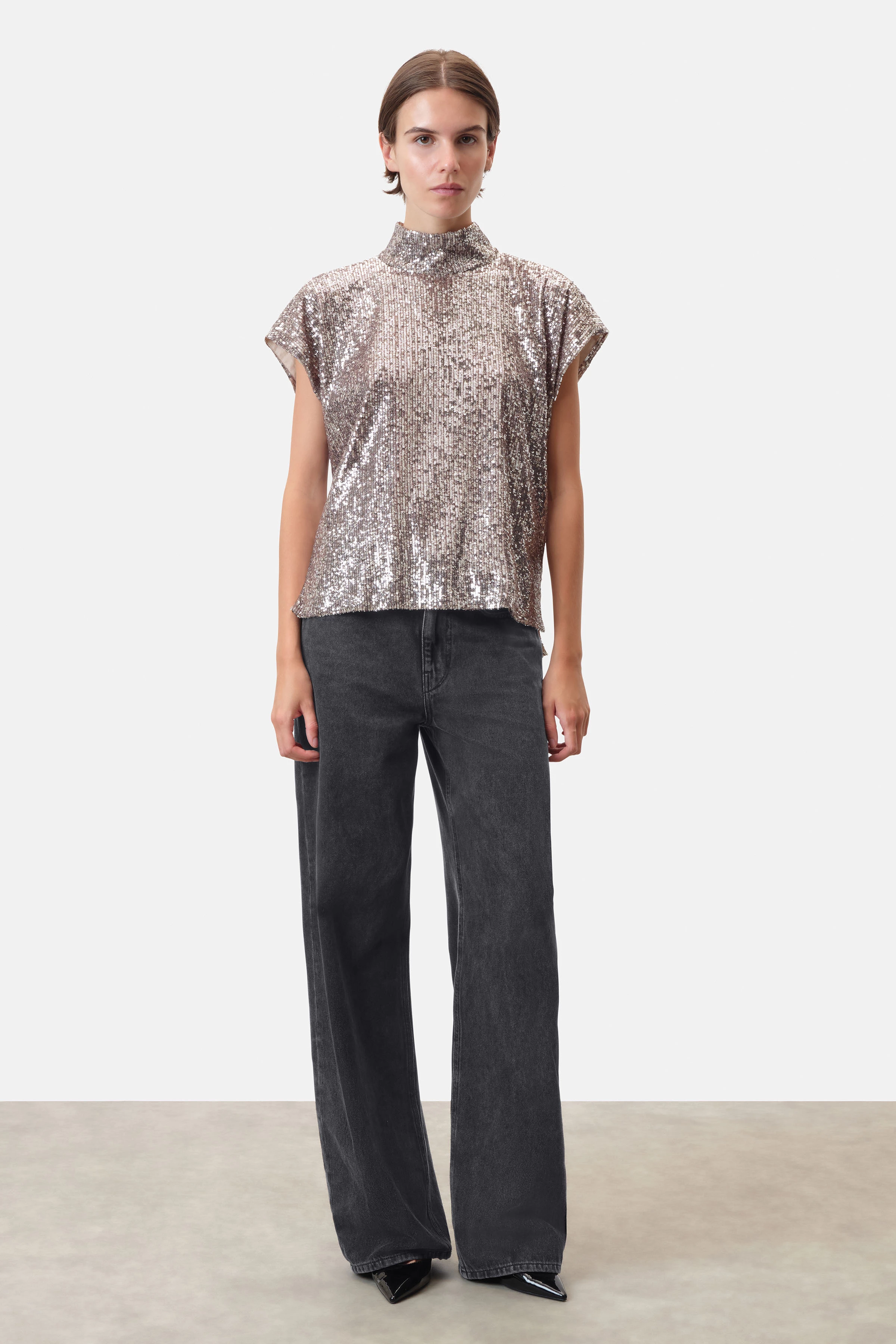 ALARIA_1 - Shirt-Bluse mit Stehkragen in bedruckter Paillette - Damen - grau - Ganzkörper-Frontansicht