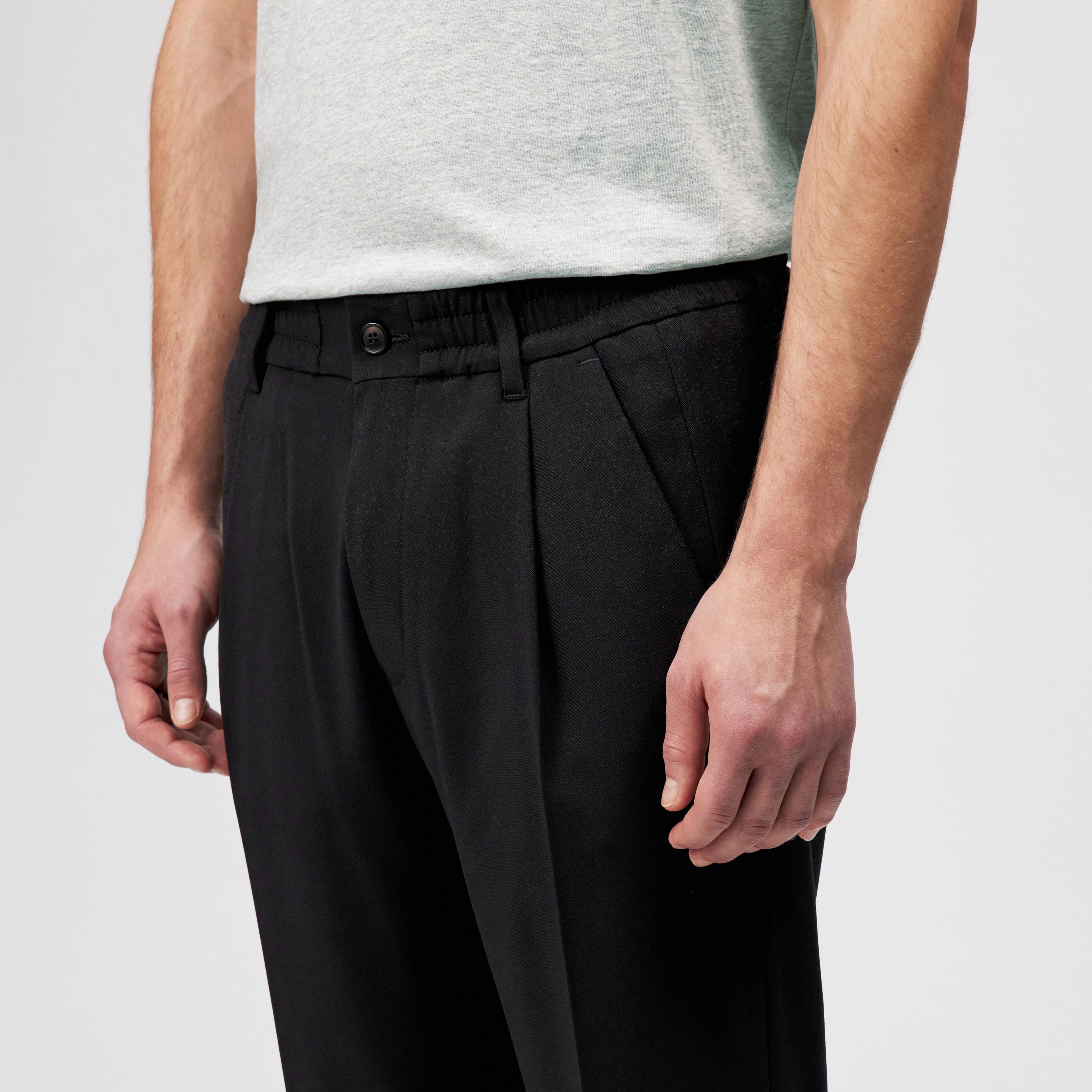 CHASY_RGLR - Casual trousers with pleats in gabardine - men - black - Detailansicht am Model