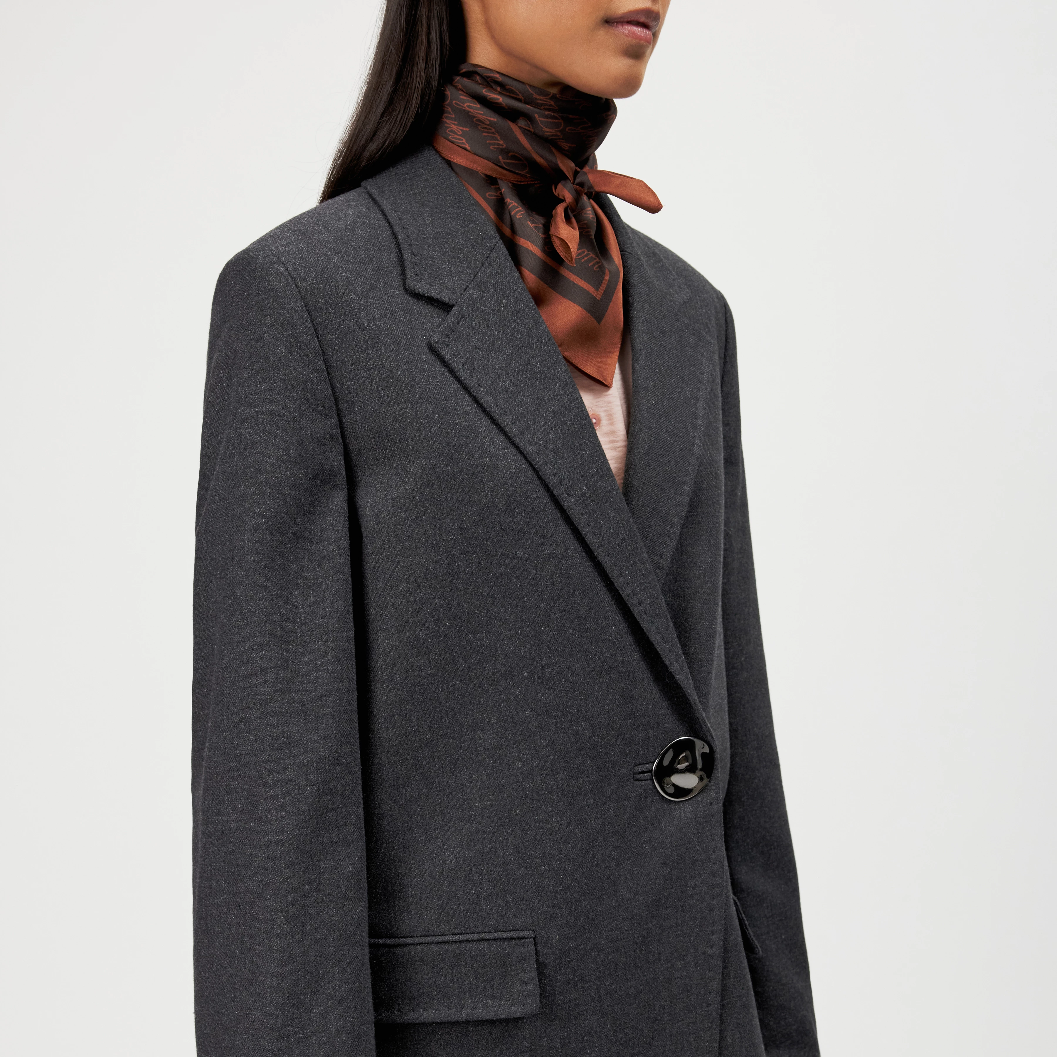 SHENTON_1 - Long oversized blazer, single-button closure - women - grey - Detailansicht am Model