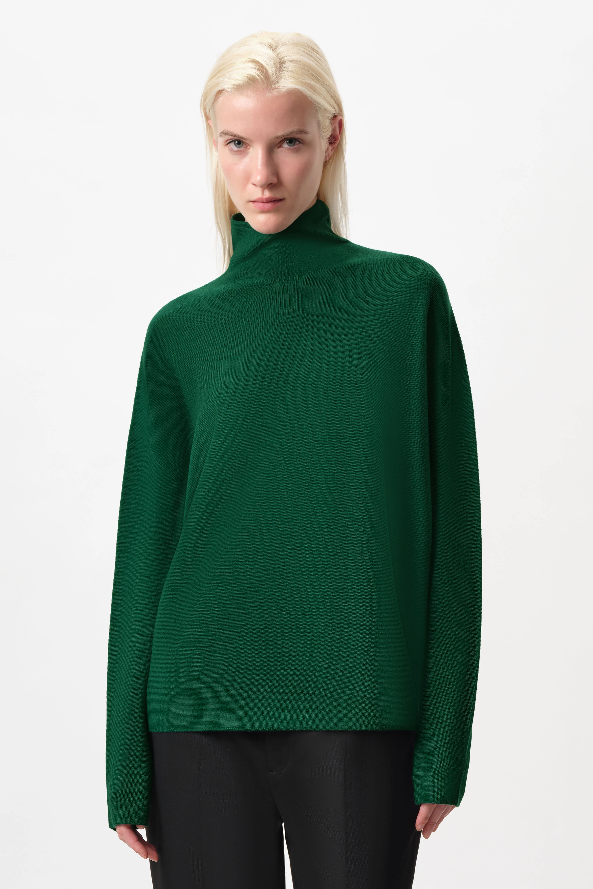 LIORA - Egg-Shape Rollkragenpullover in Merinowolle - Damen - grün - Frontansicht