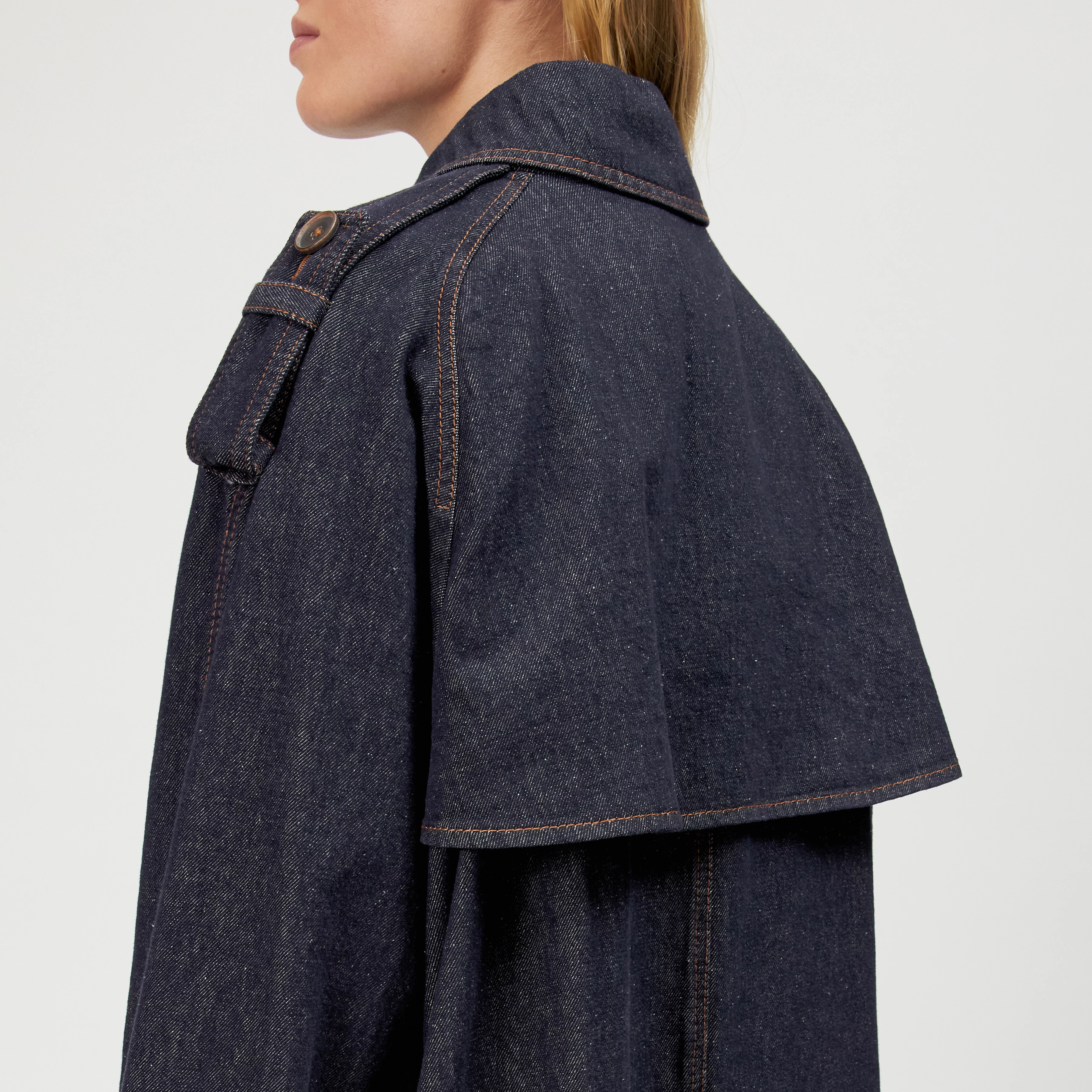 CHAILEY - Long denim cape coat - women - blue - Detailansicht am Model
