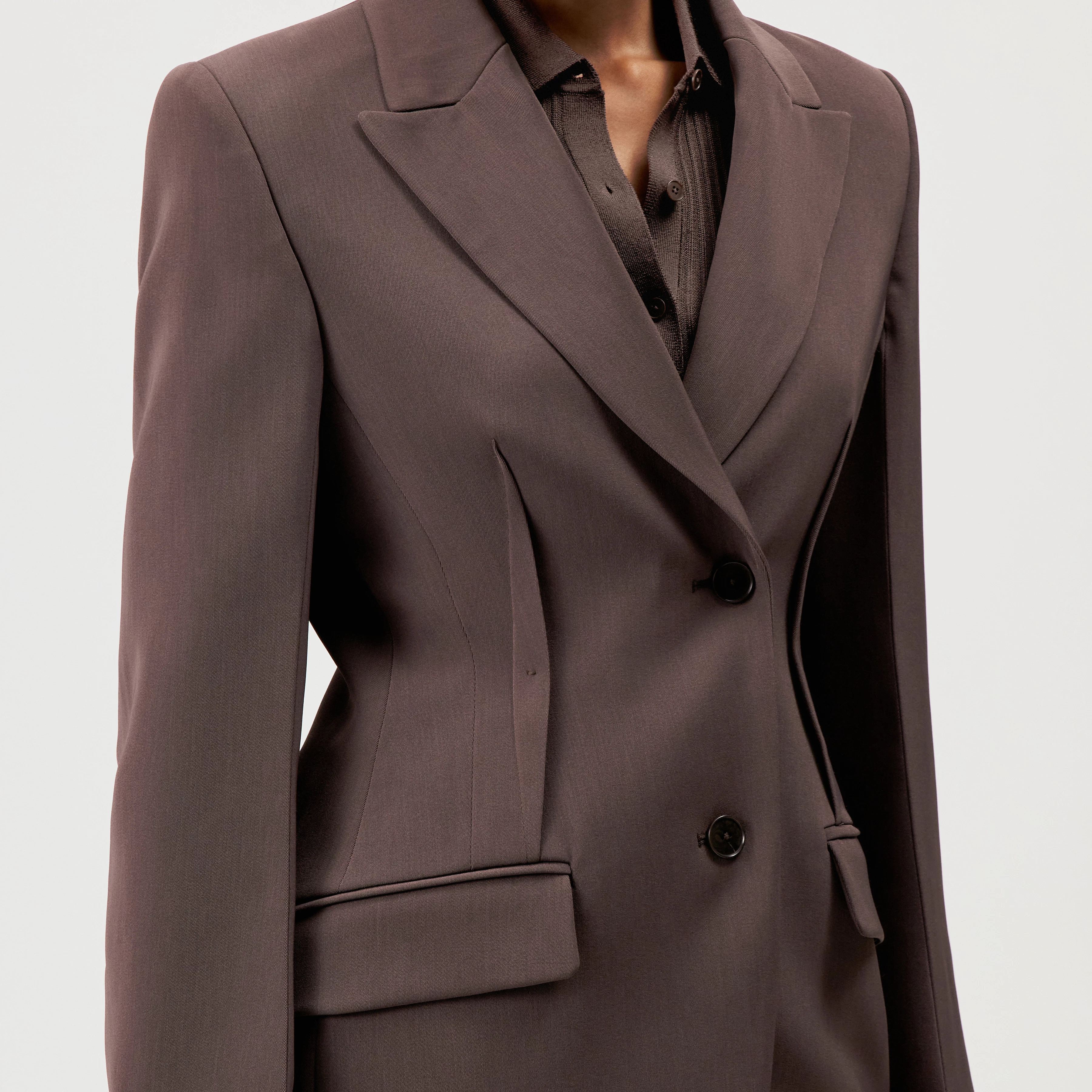 BROCKLEY - Blazer ajusté à un bouton en techno-twill - women - marron - Detailansicht am Model