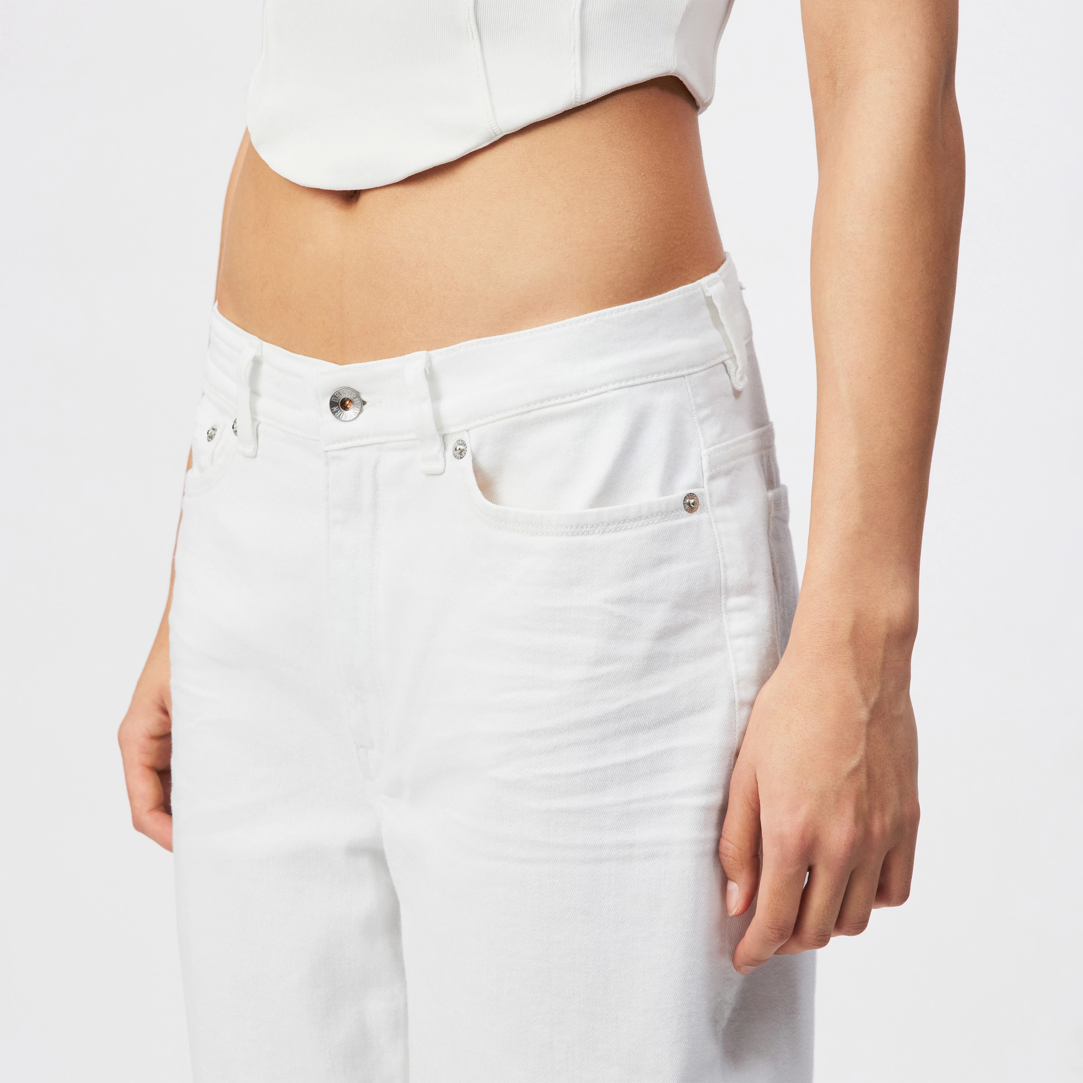 FLOWN - Low-waist denim jeans - women - white - Detailansicht am Model