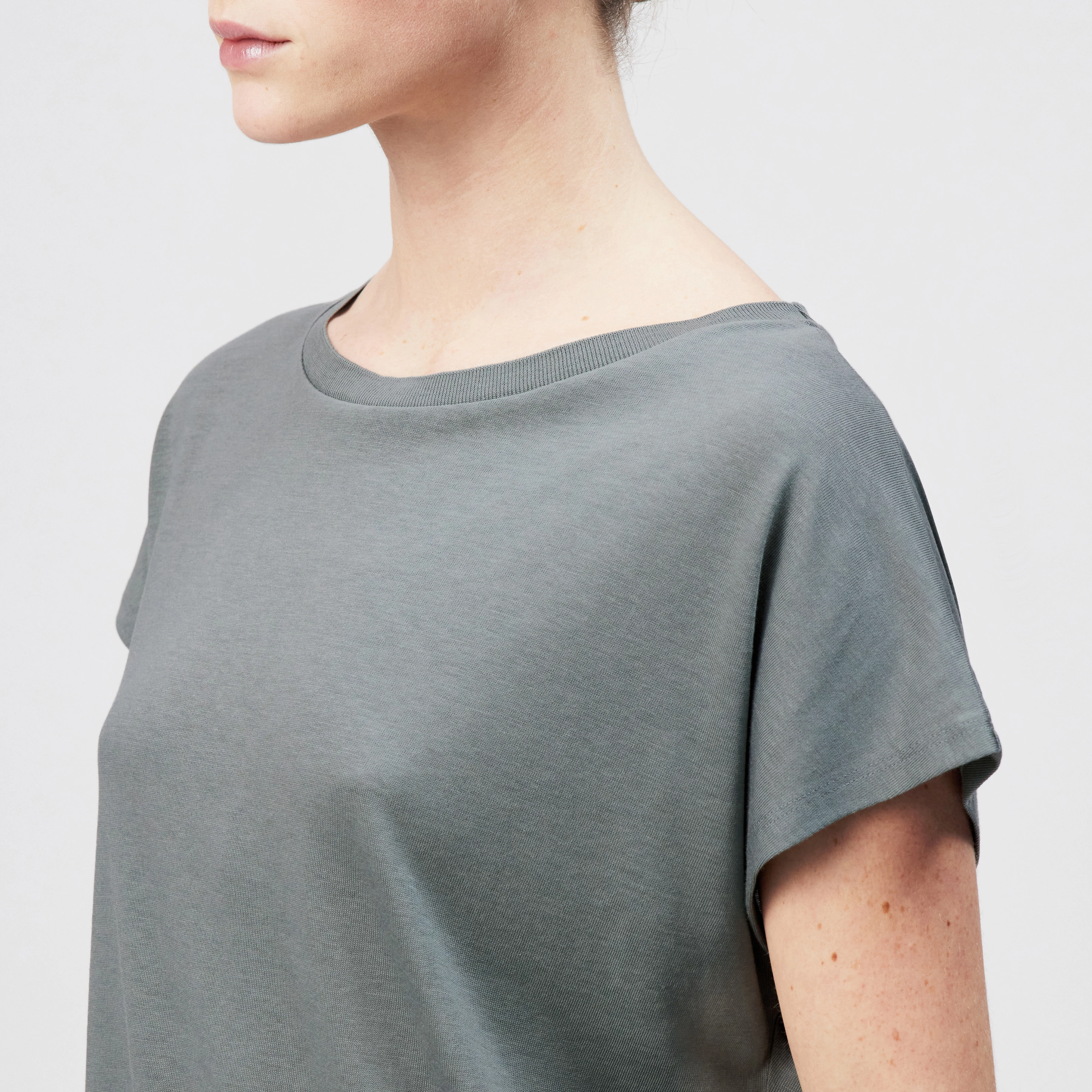 VANOPE - T-shirt in lyocell-cotton mix - women - green - Detailansicht am Model