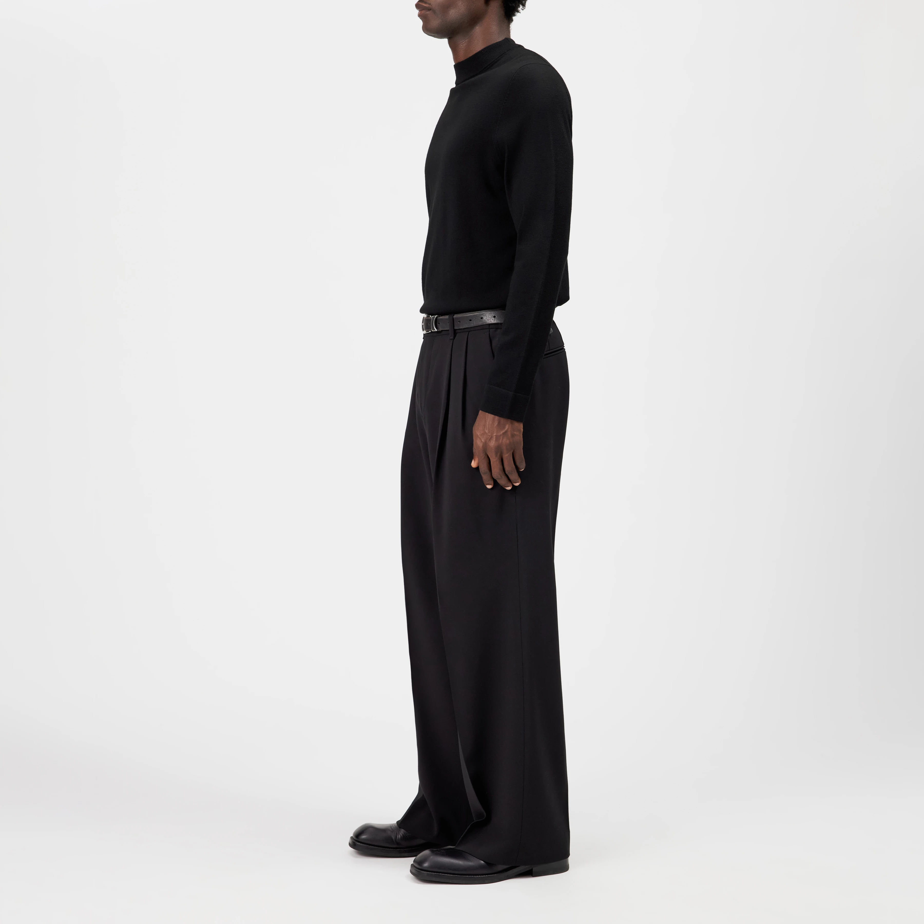 ARWON - Fitted turtleneck jumper in pure Merino wool - men - black - Seitenansicht