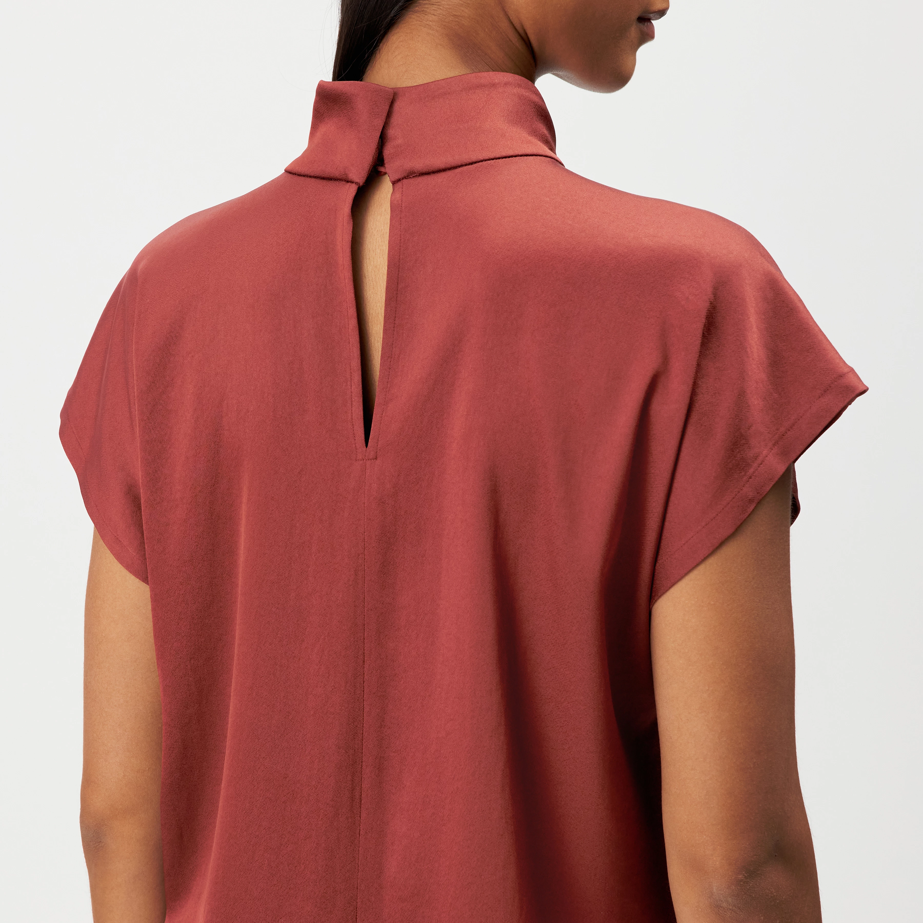 ALARIA_1 - Shirt blouse with stand-up collar in satin - women - red - Detailansicht am Model