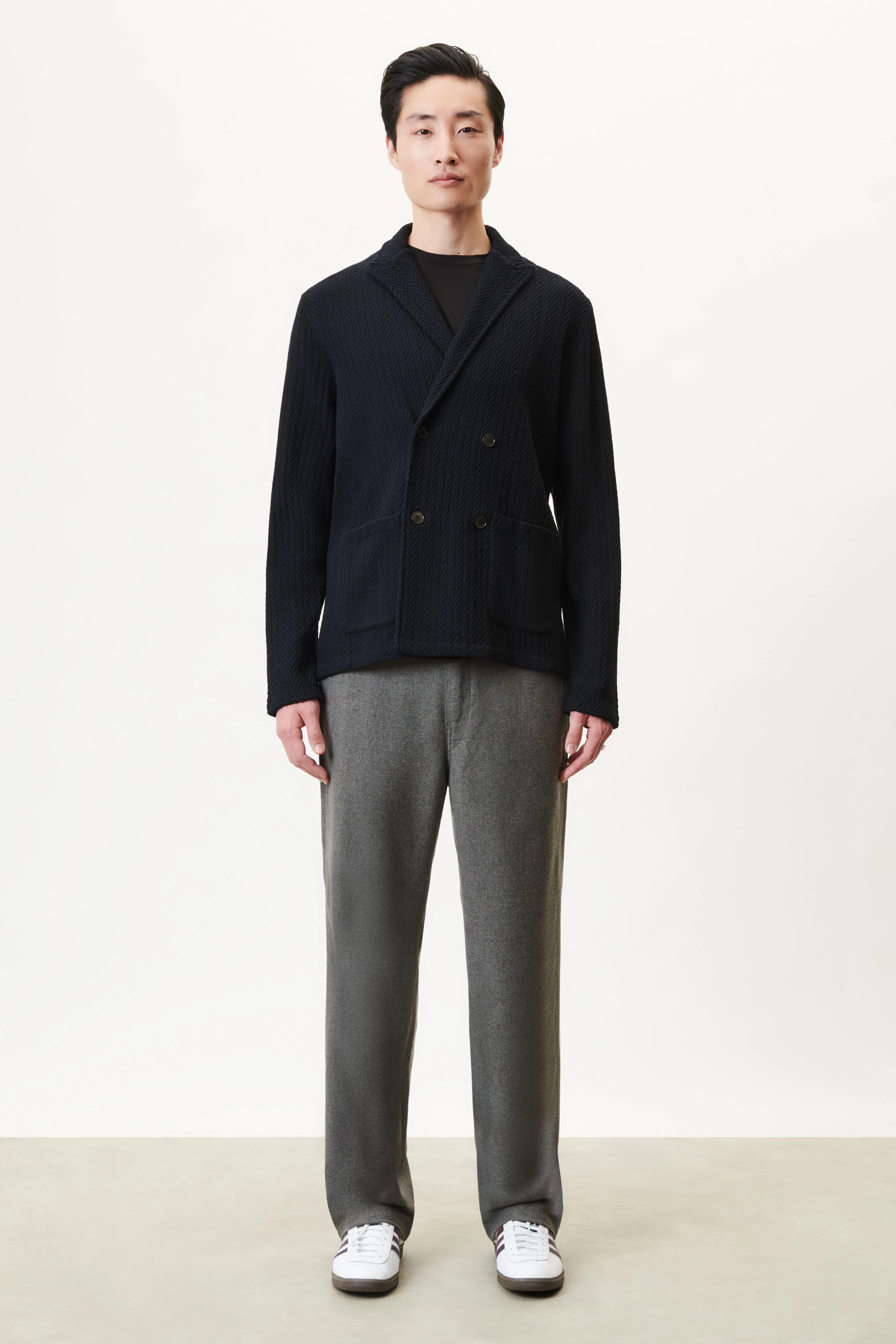 MASUD - gebreid vest in lamswolmix - heren - blauw - Ganzkörper-Frontansicht