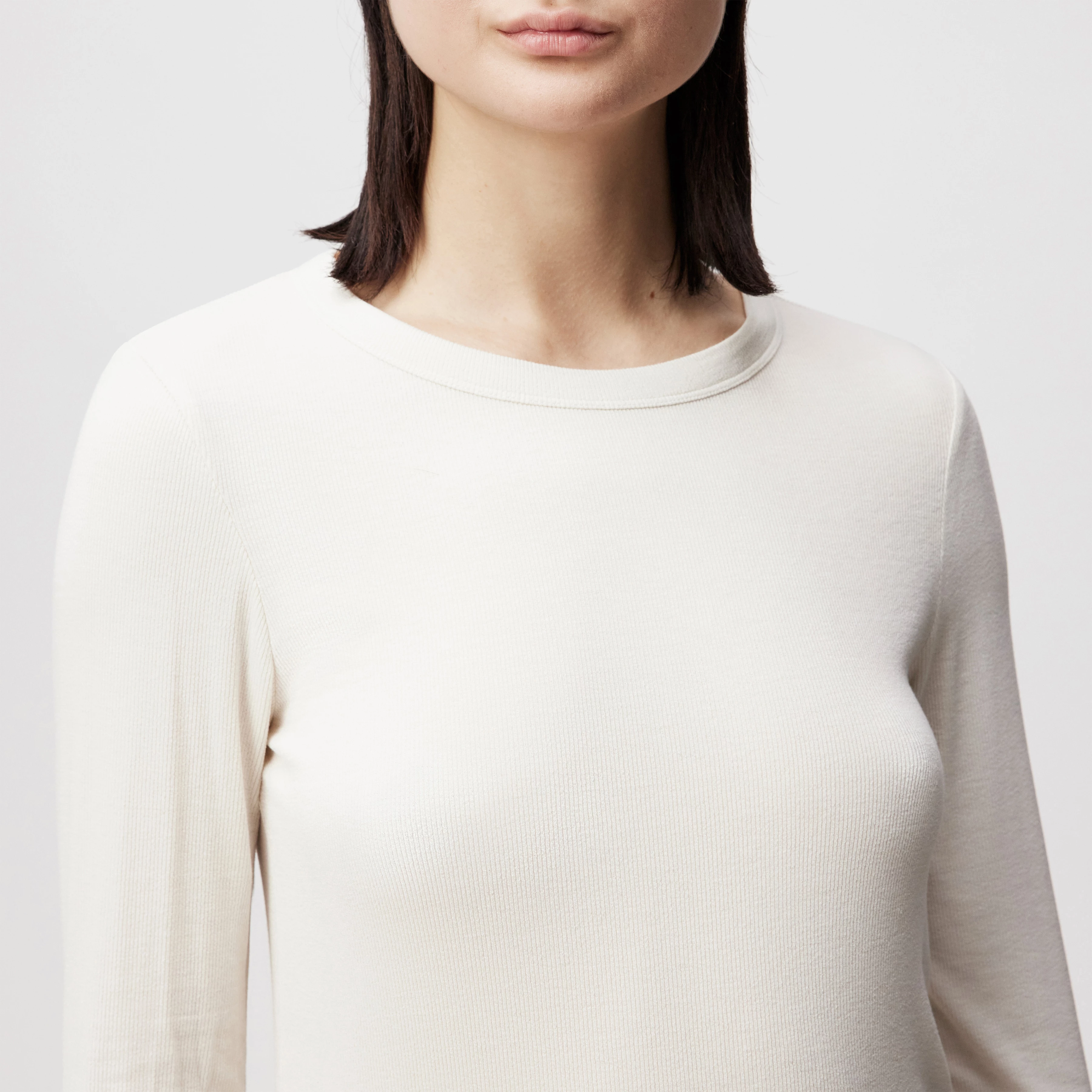 BAJARI - Slim-fit long-sleeved top in soft modal blend - women - off white - Detailansicht am Model