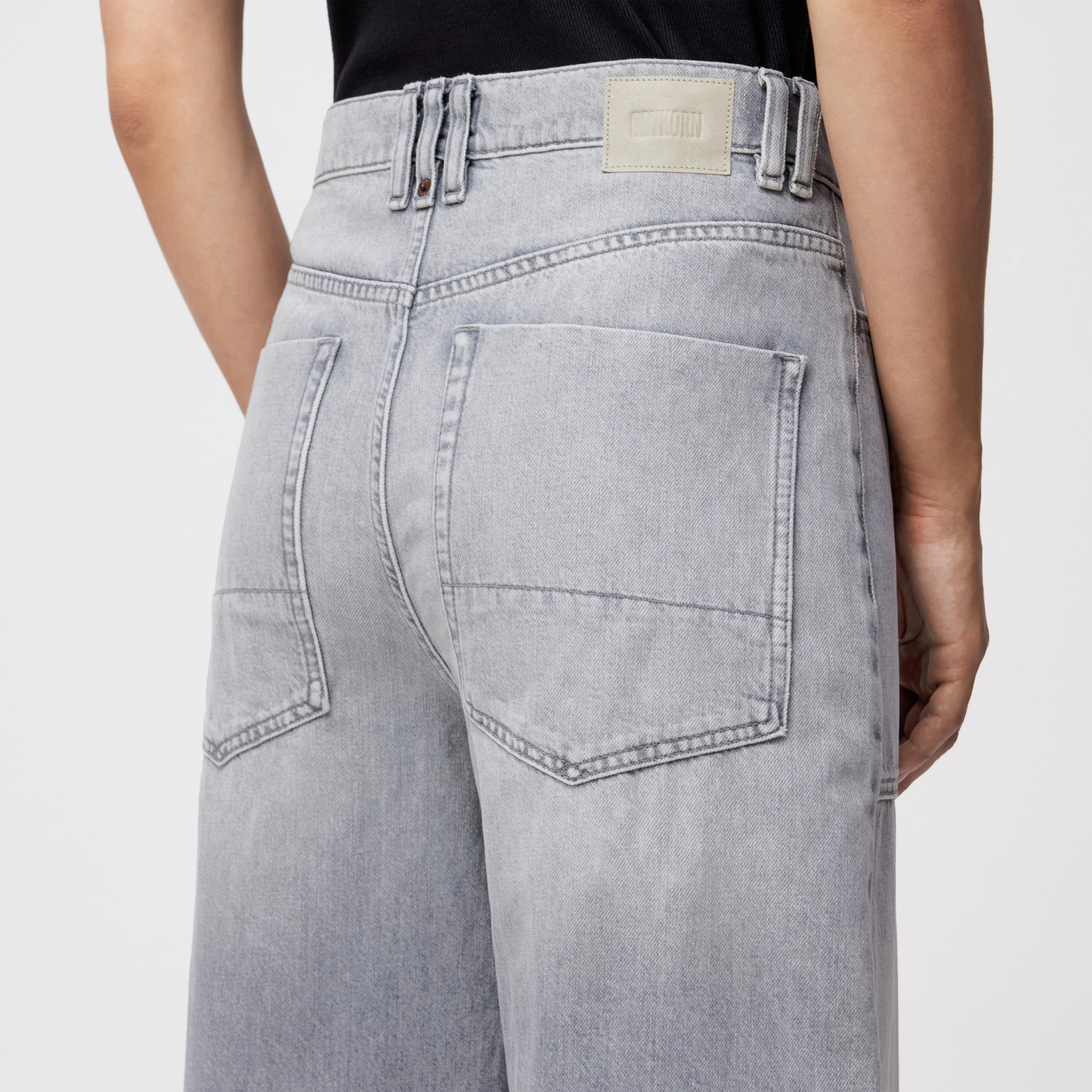 DERIVE - Mid-Waist Jeans in Light-Grey Denim - Damen - grau - Detailansicht am Model