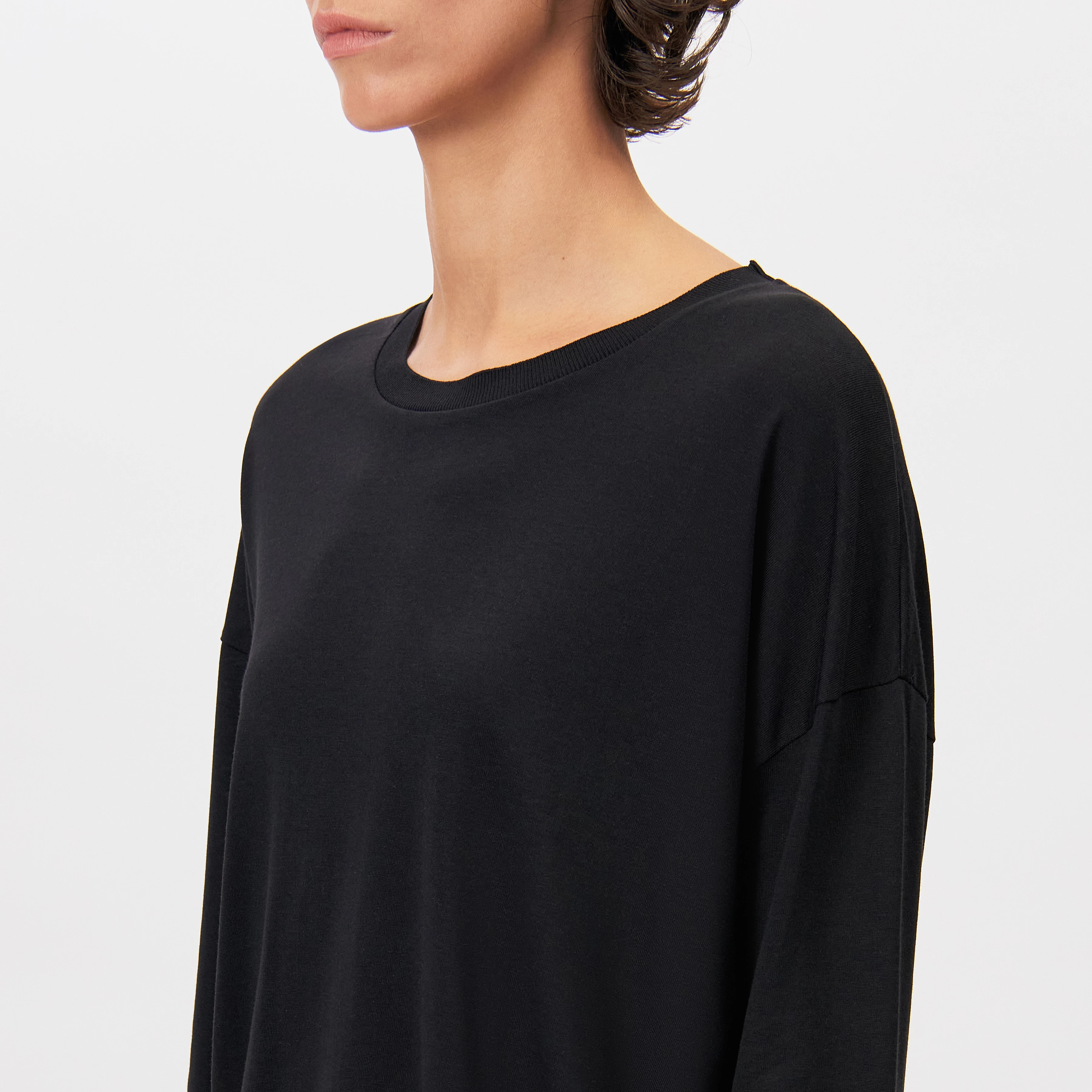 CESIDIE - Long-sleeve crew neck in jersey blend - women - black - Detailansicht am Model