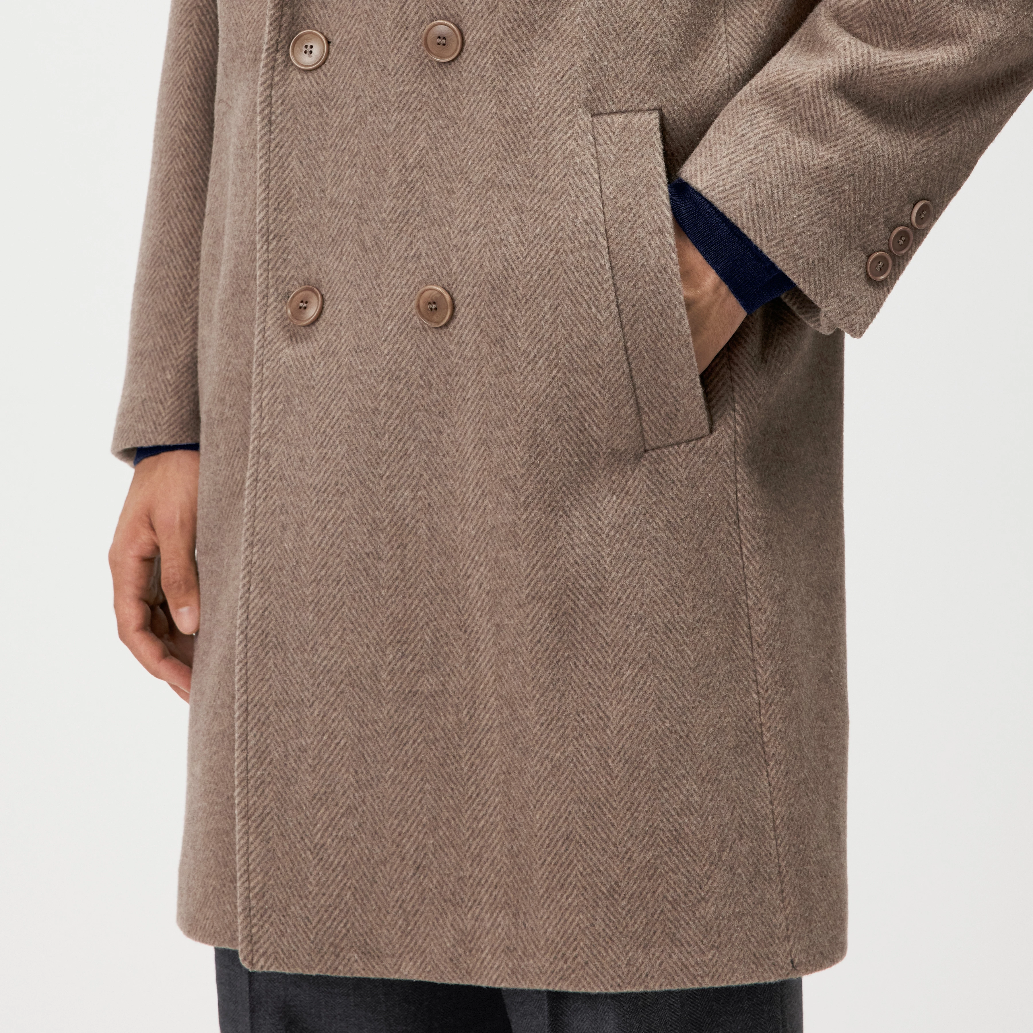 NEKOLA - Double-breasted wool-blend coat - men - brown - Detailansicht am Model