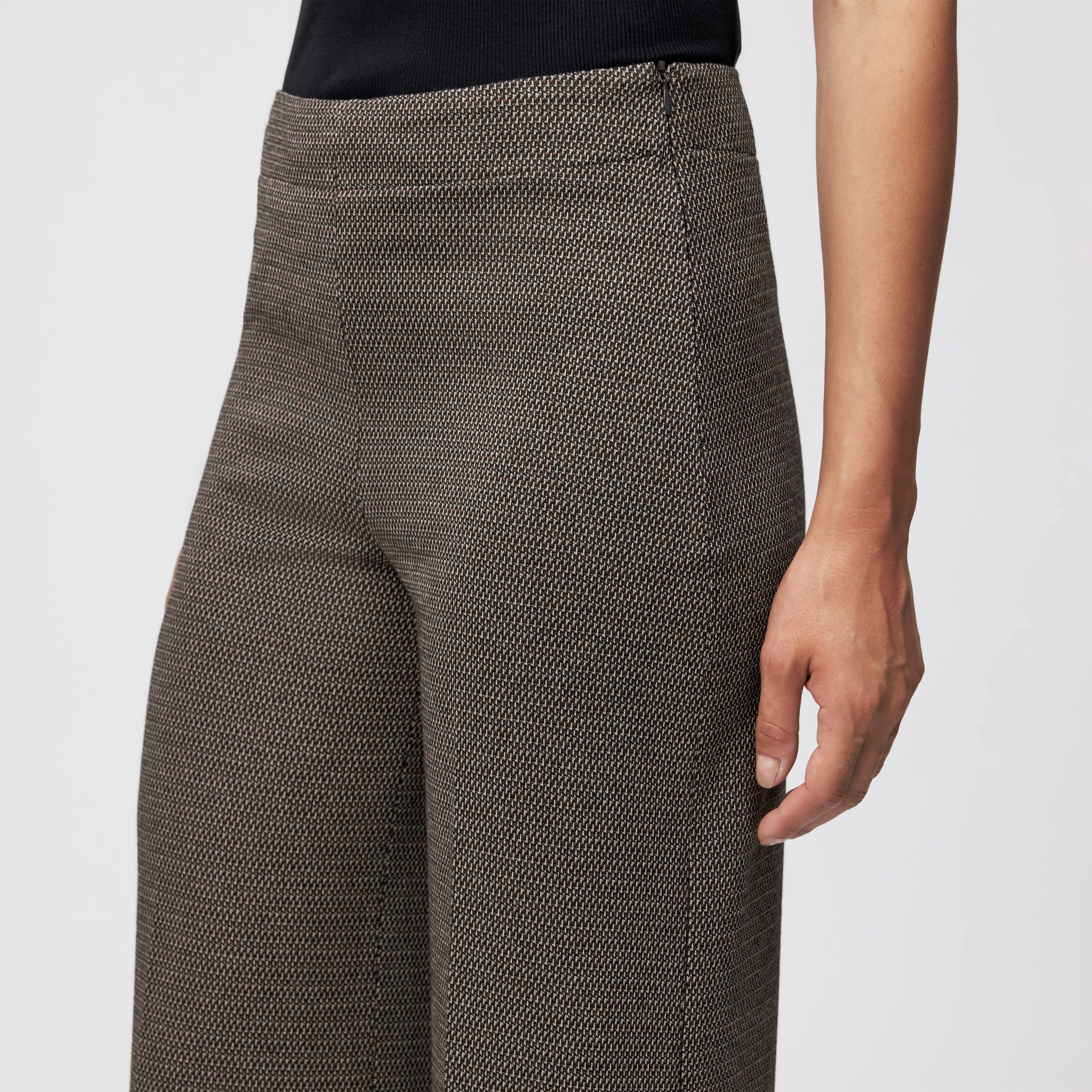 BEFORE - Marlenehose in Jacquard - Damen - braun - Detailansicht am Model