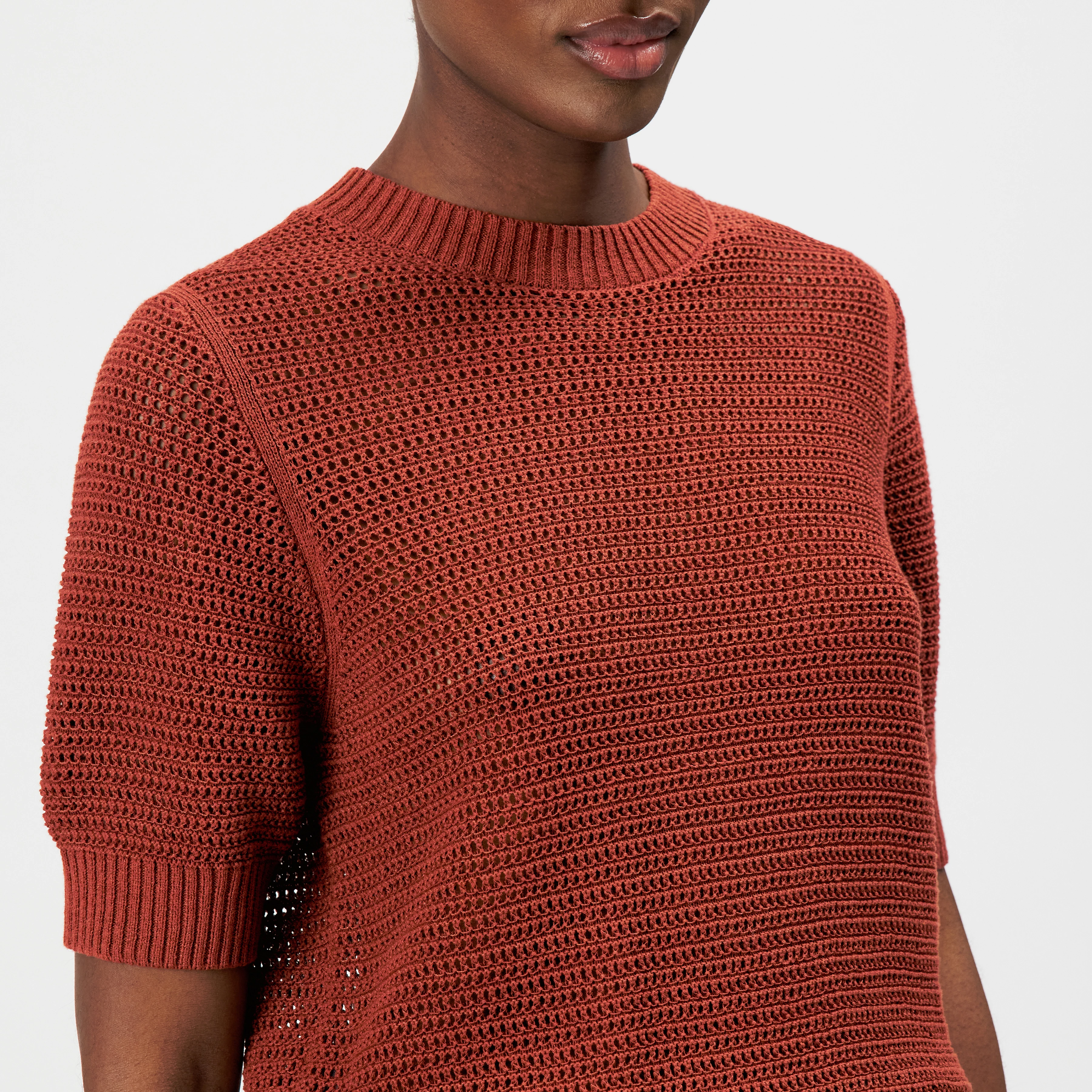 SANIDY - Chunky knit short sleeve in cotton blend - women - red - Detailansicht am Model