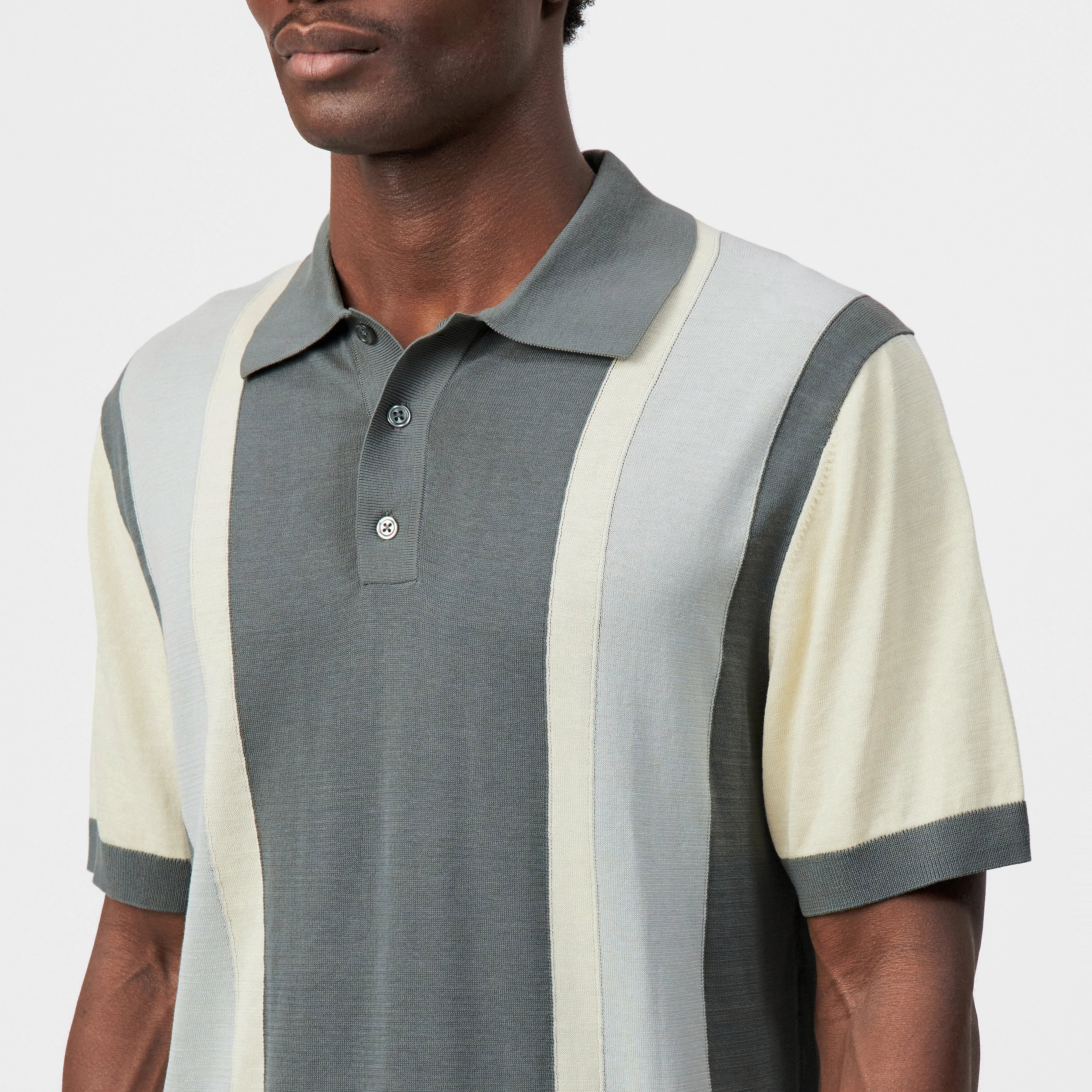 TAMIAN - Pure cotton block stripe polo shirt - men - green - Detailansicht am Model