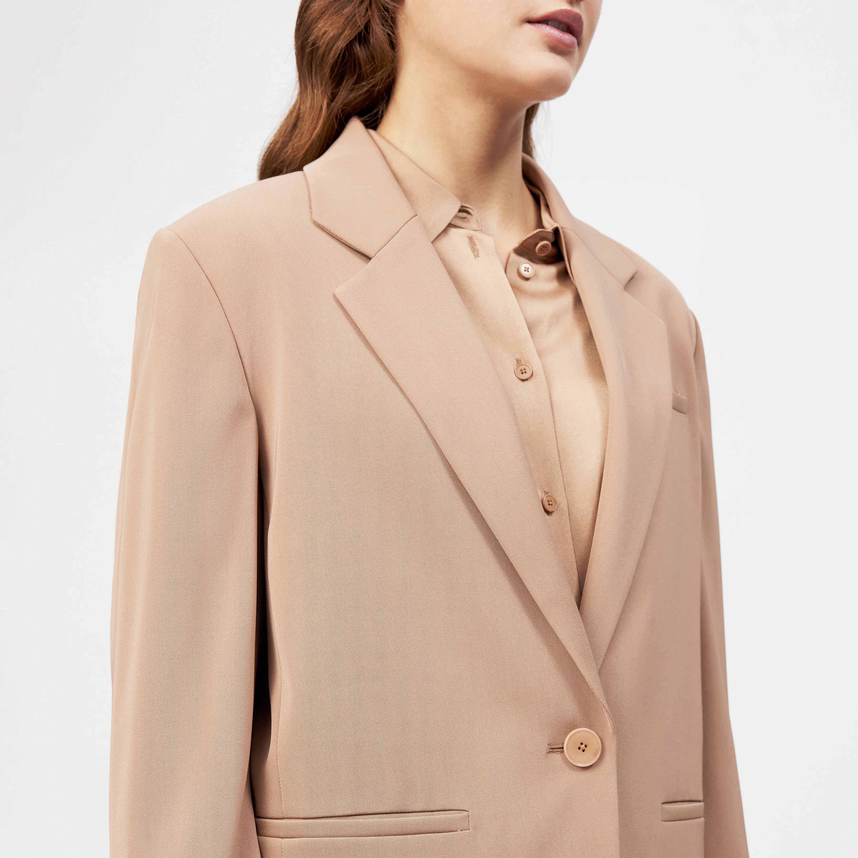 MOWTIE - Lässiger Einreiher-Blazer in Techno-Twill - Damen - orange - Detailansicht am Model