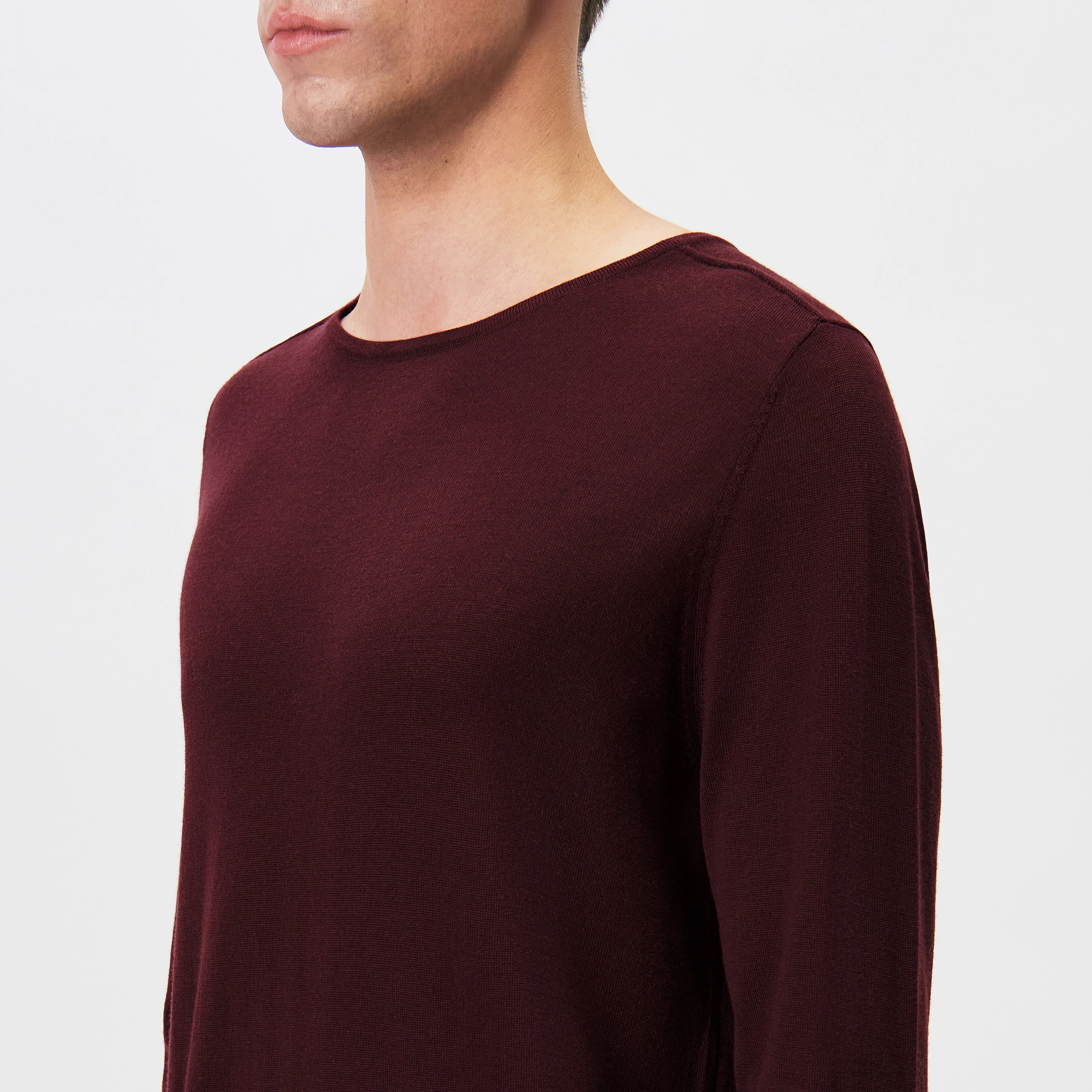 RIKONO - Fine merino wool knitted jumper - men - red - Detailansicht am Model