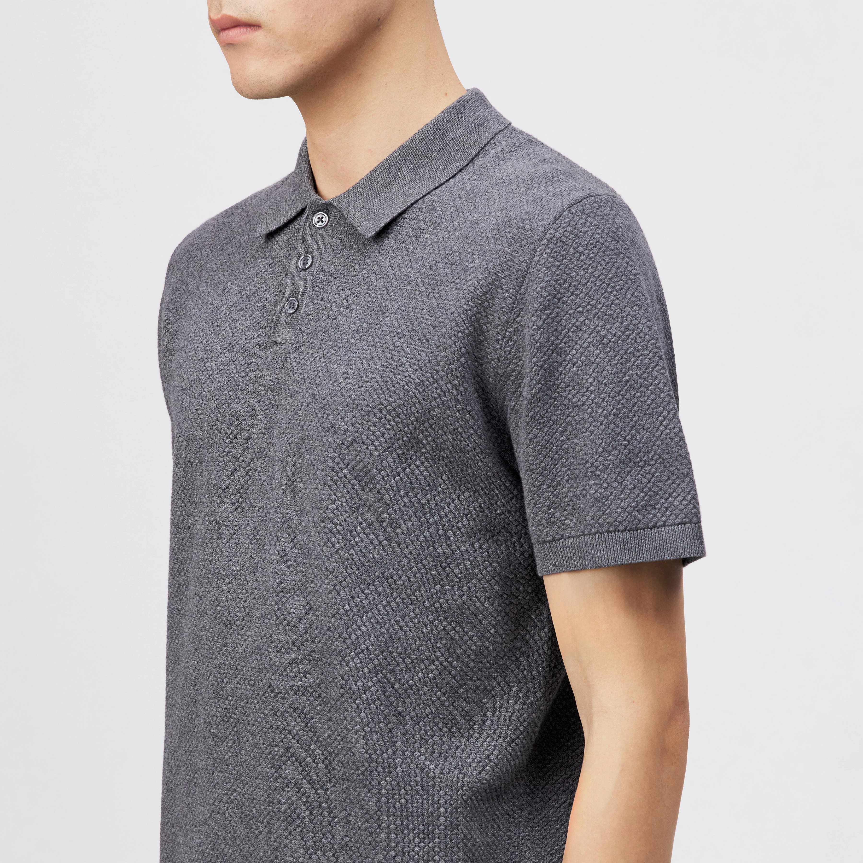 TRITON - Regular fit polo in jacquard knit - men - grey - Detailansicht am Model