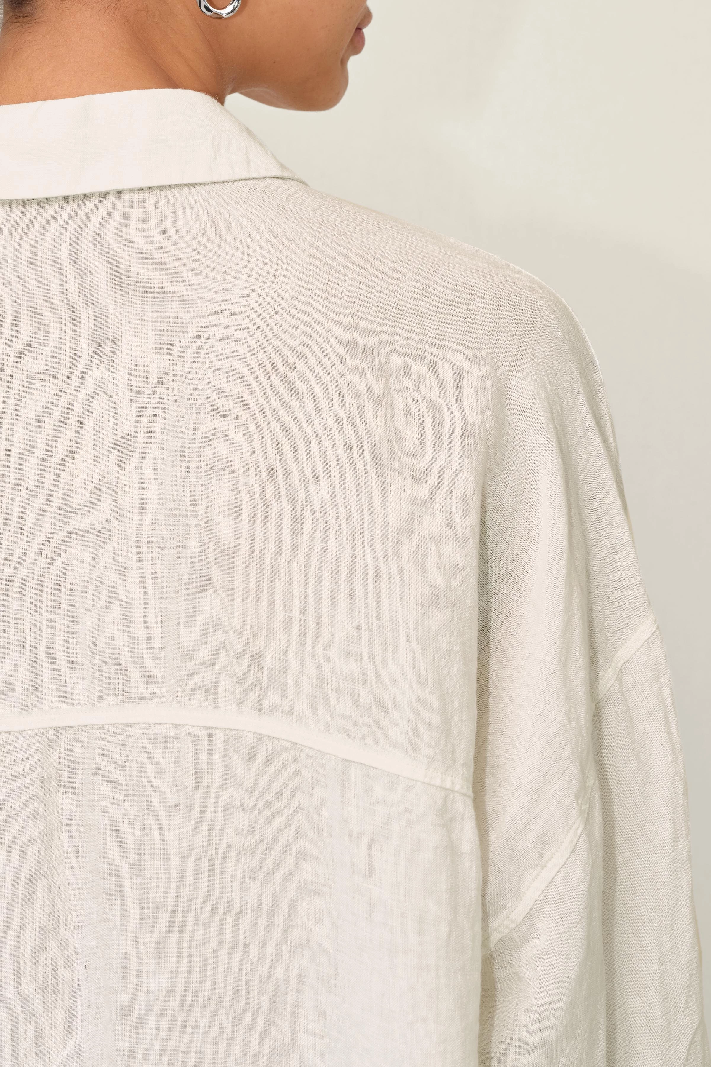 MIDINIA - Hemdblusenkleid aus Leinen - Damen - off white - Detailansicht am Model