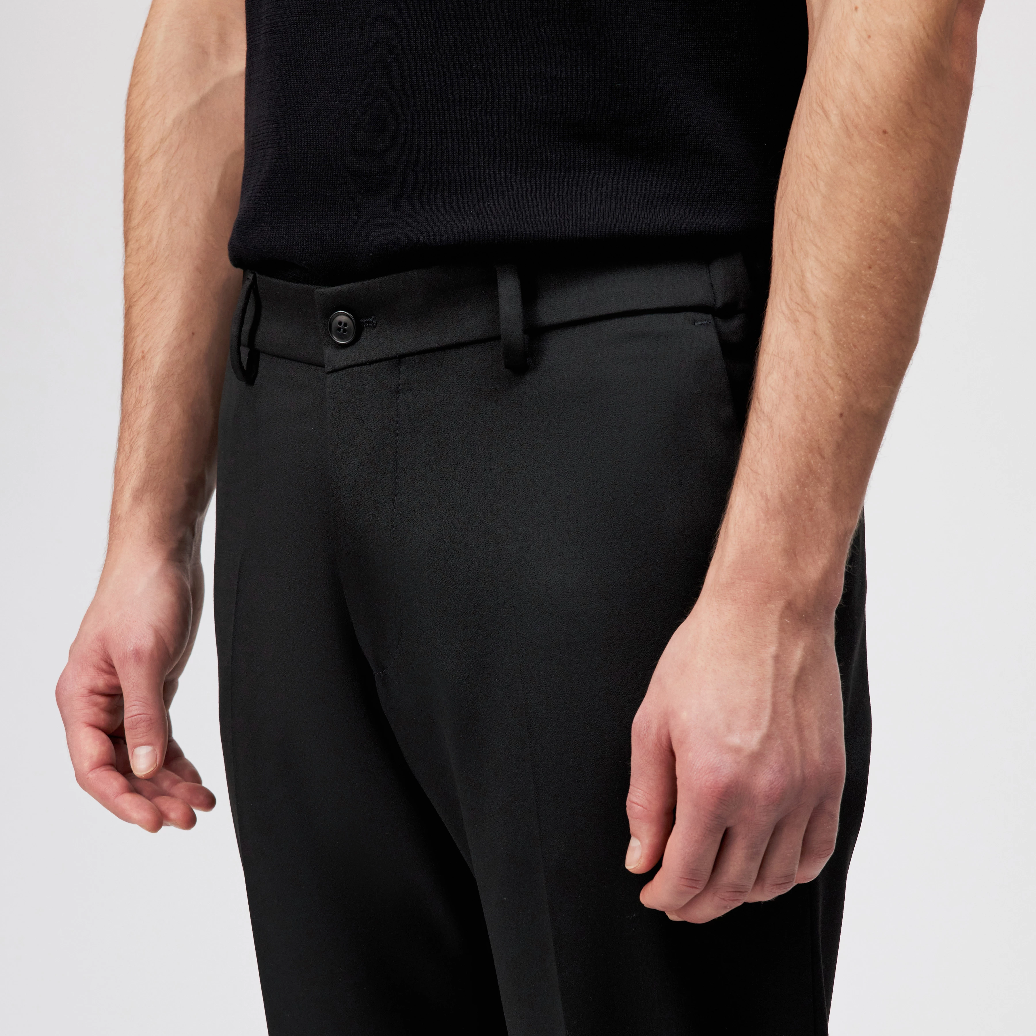 AJEND - Tailored trousers in viscose blend - men - black - Detailansicht am Model