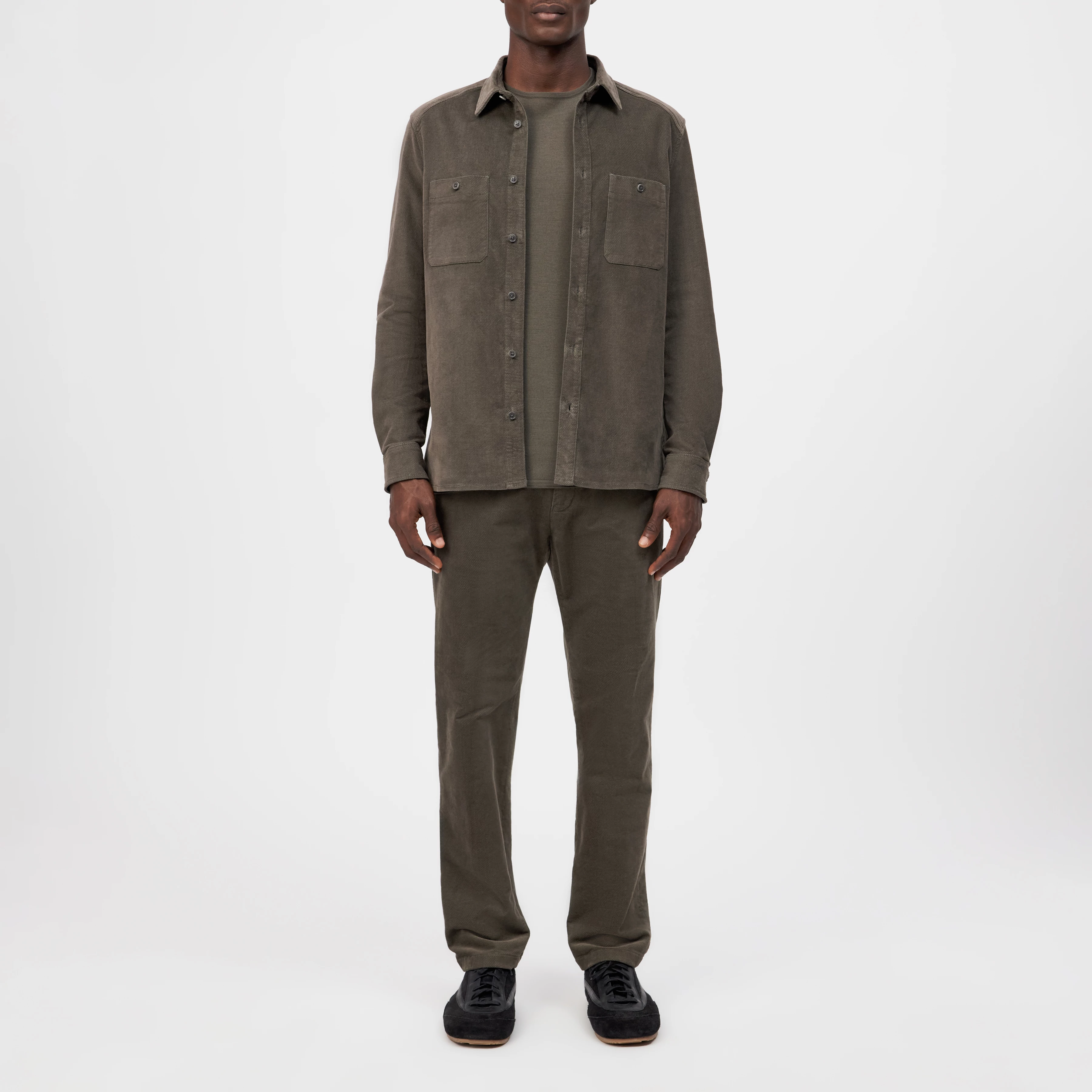 NOWEN - Workwear-inspired shirt in velvet - men - green - Ganzkörper-Frontansicht