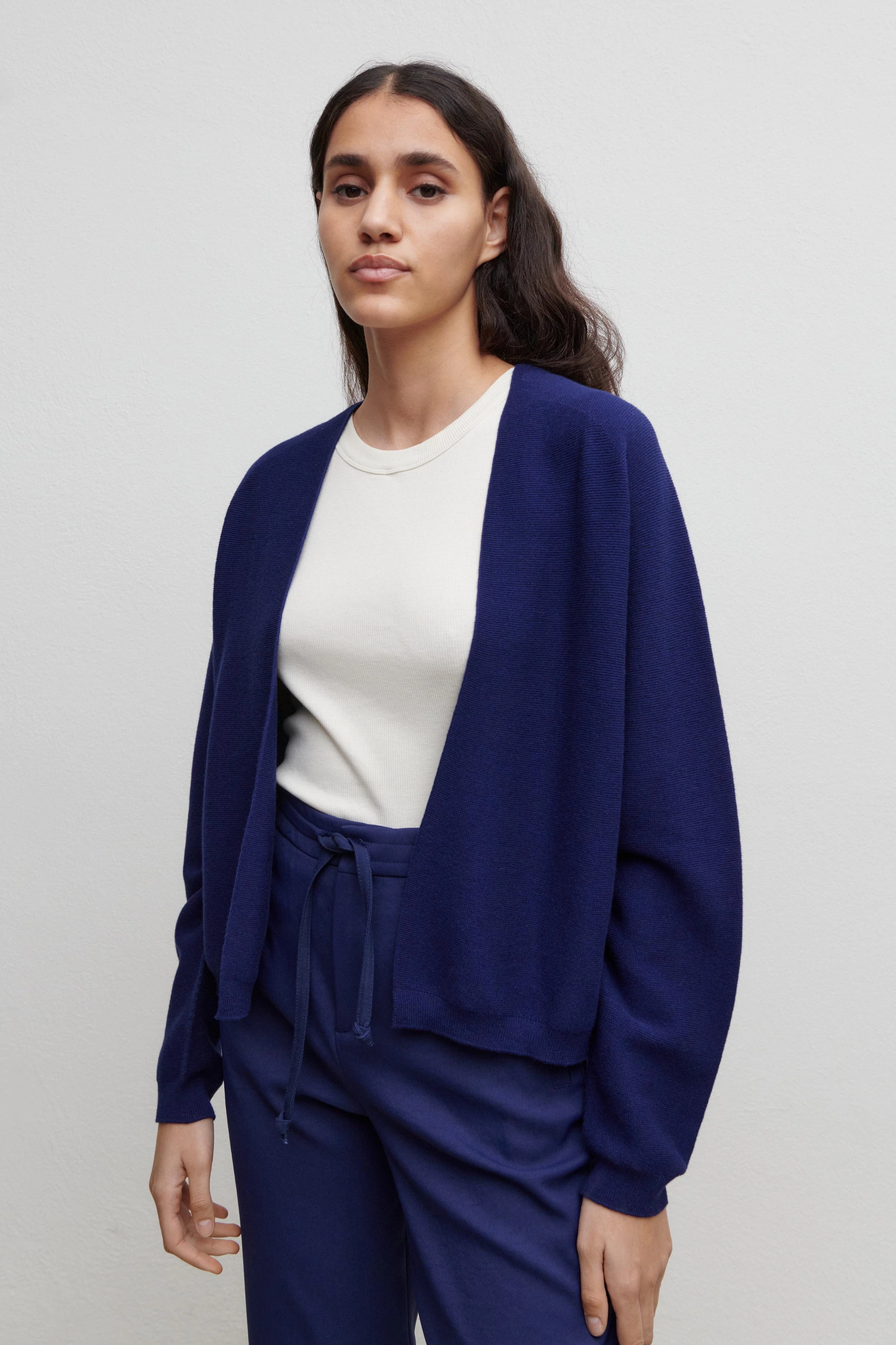 MANUMY - cleane Strickjacke - Damen - blau - Frontansicht