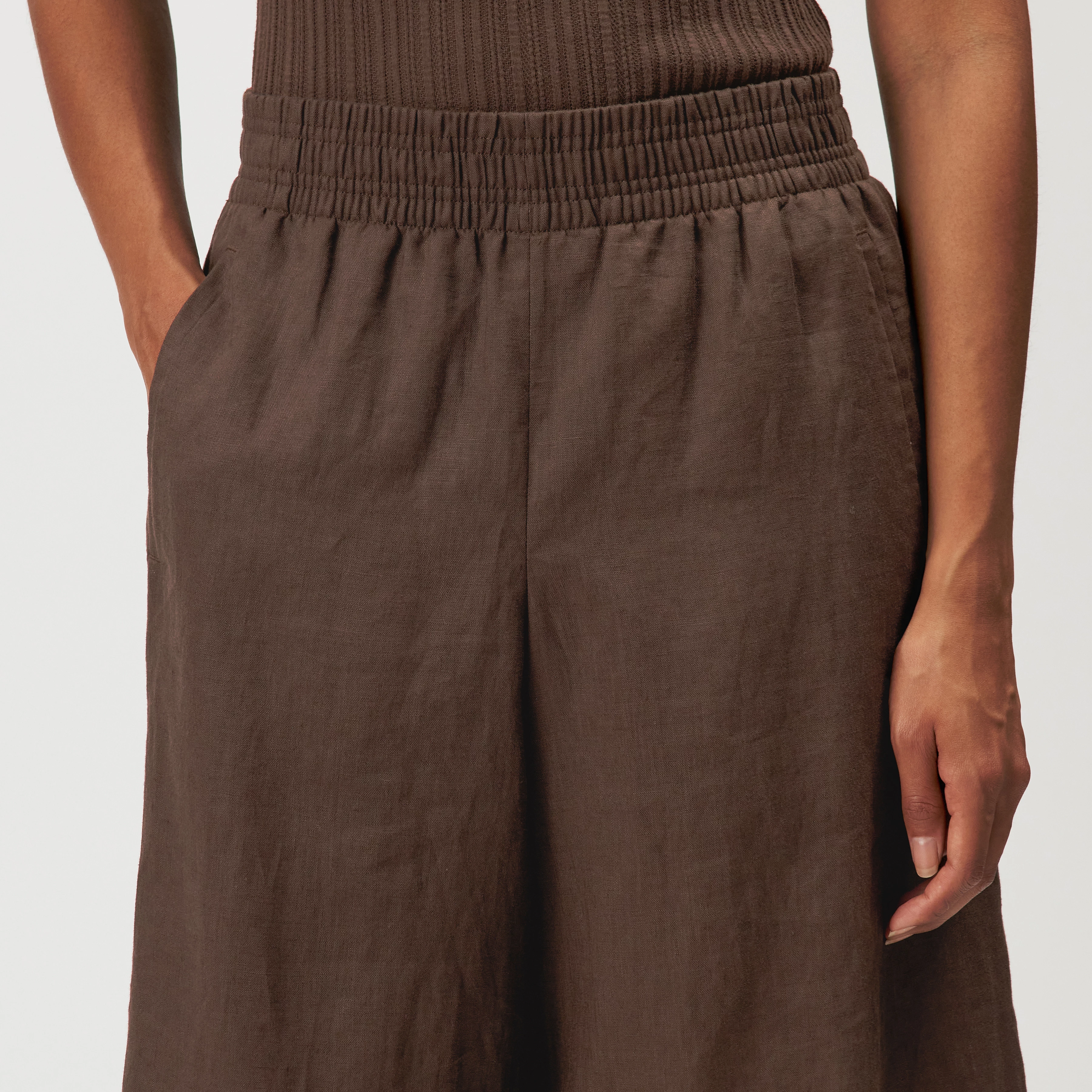 RECENT - Bermuda in reinem Leinen - Damen - braun - Detailansicht am Model