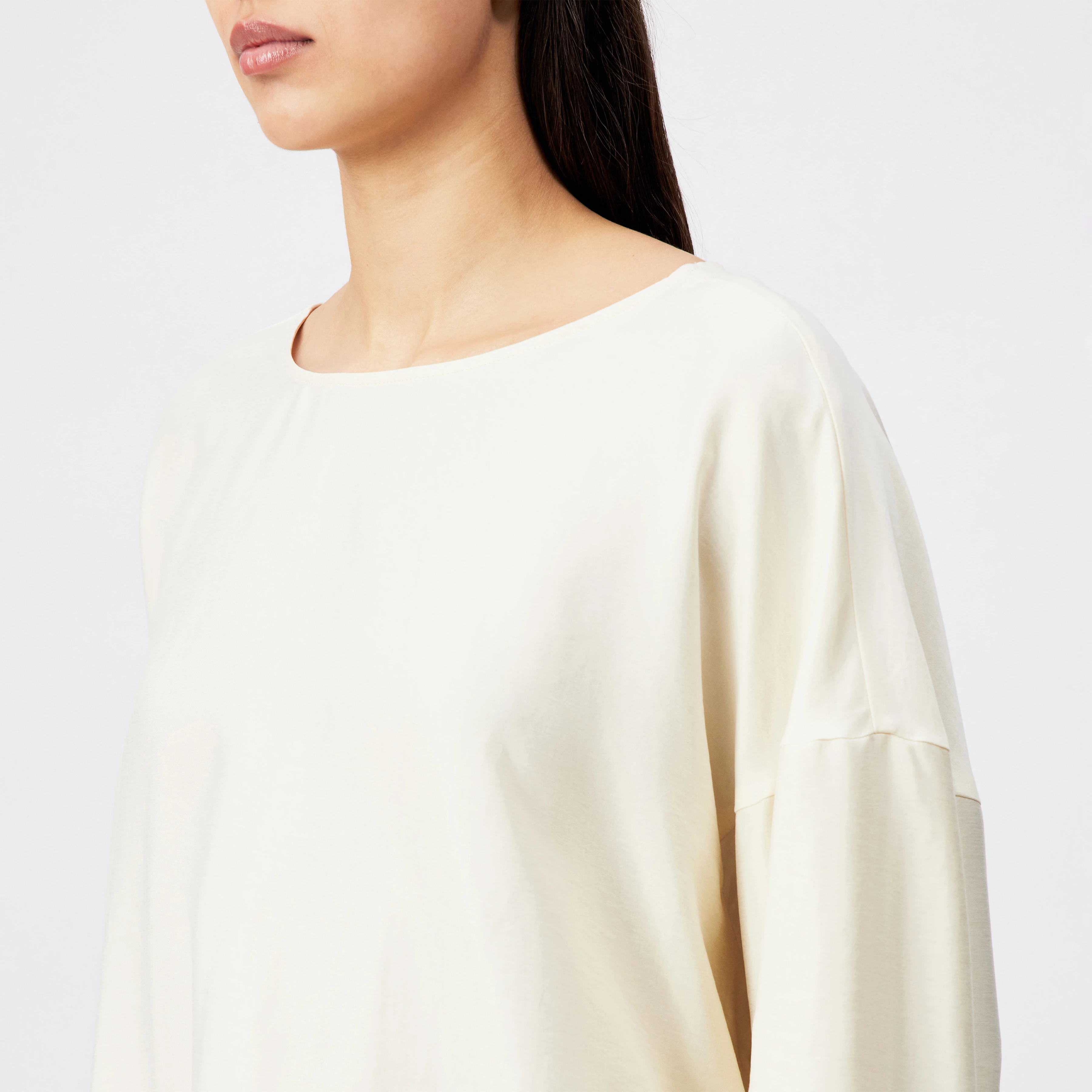AIMERA - Oversized blouse in fluid satin - women - beige - Detailansicht am Model