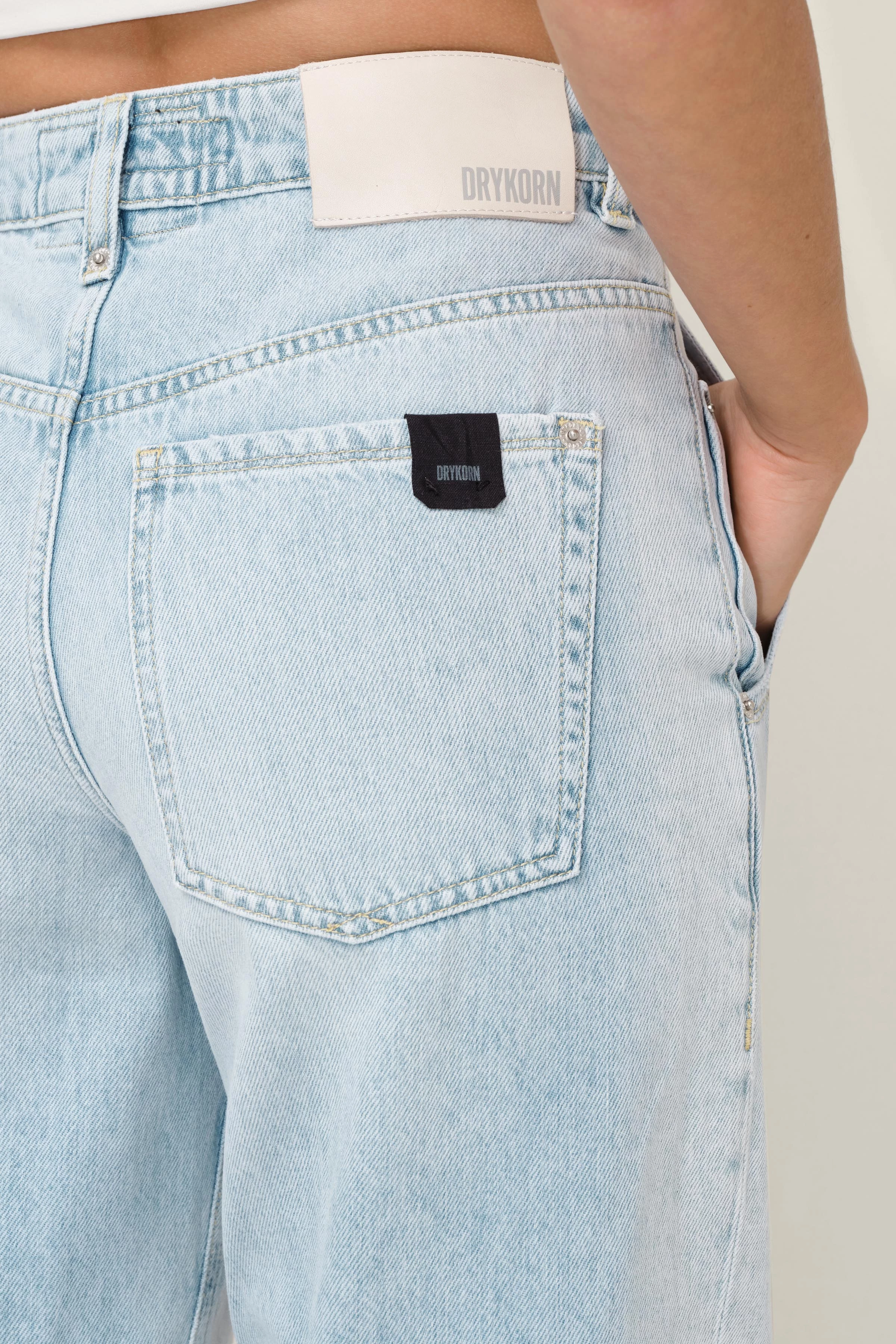 DECIDE - Mid-waist Jeans in bleached Denim - Damen - blau - Detailansicht am Model