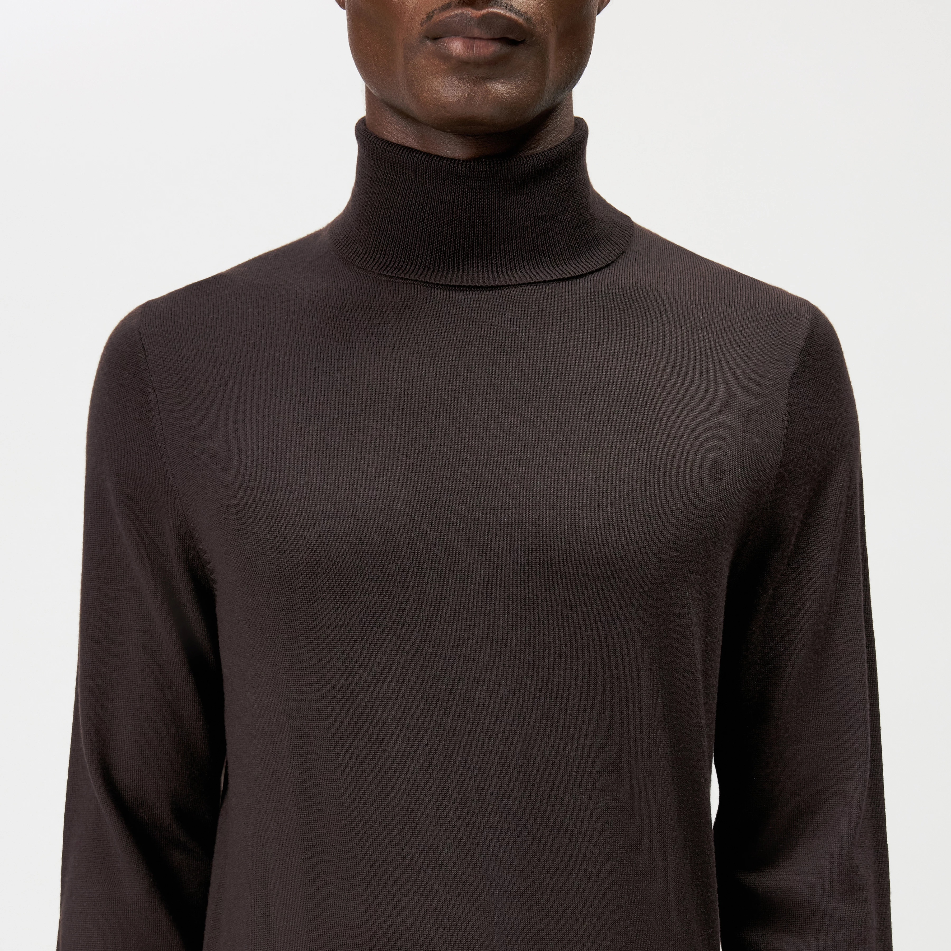 JOEY - Turtleneck jumper in 100% merino wool - men - brown - Detailansicht am Model