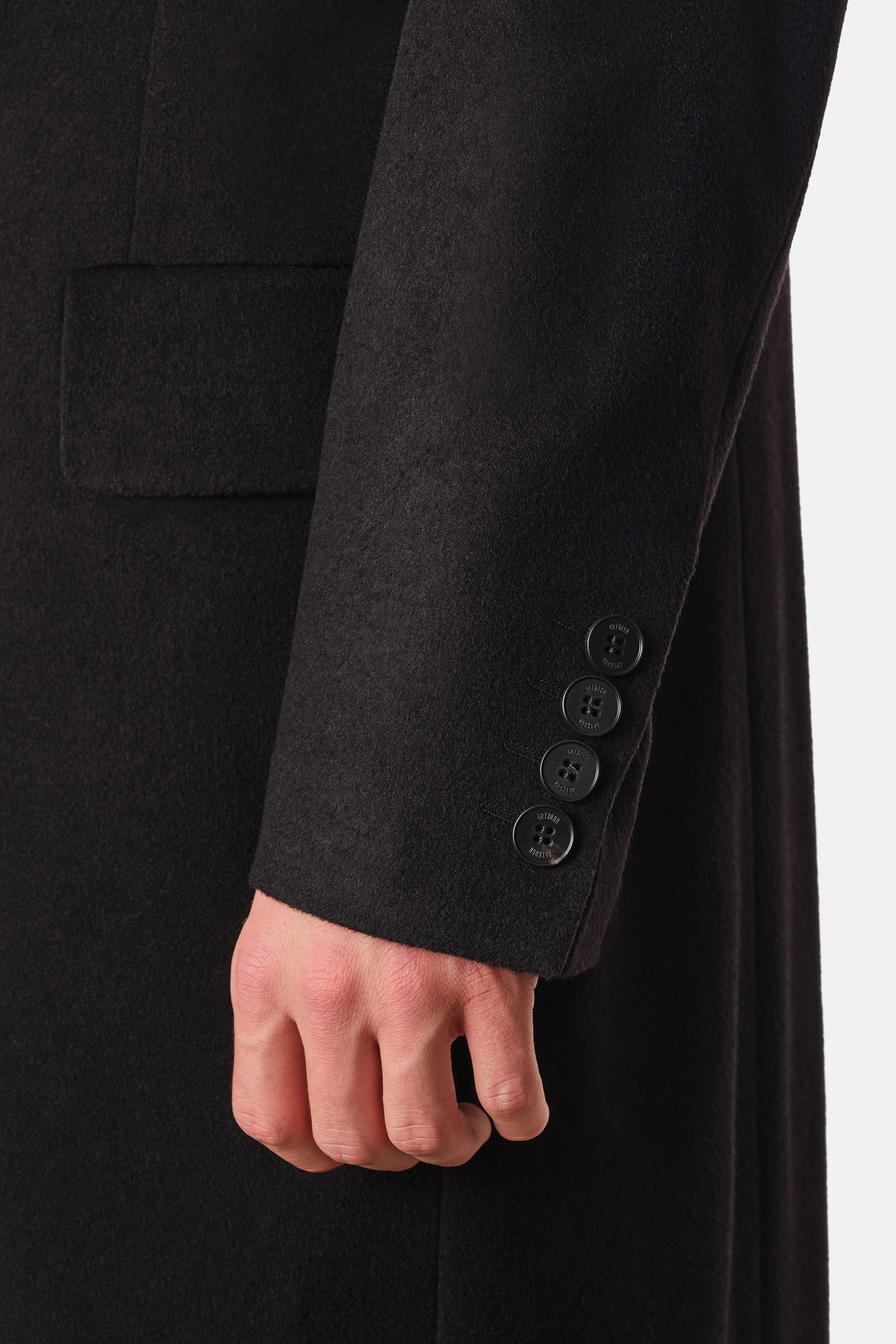 SKYE - Zweireihiger Reversmantel in Kaschmir-Mix - Herren - schwarz - Detailansicht am Model