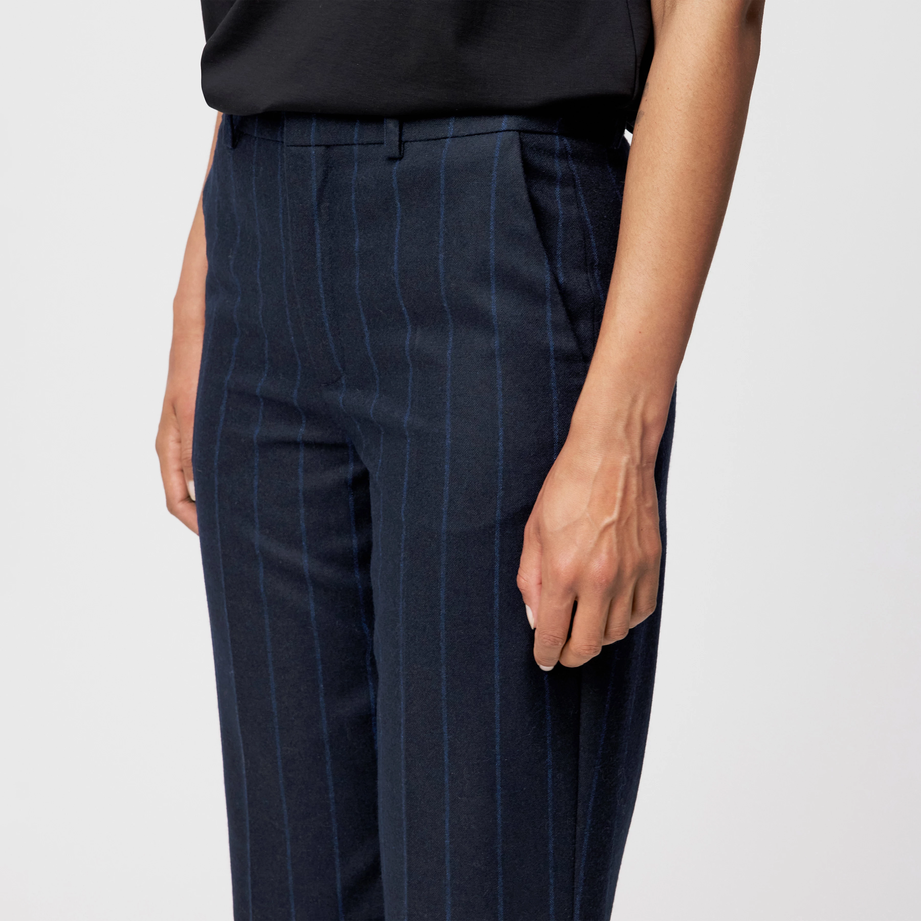 ARGUE - Hose mit Flared Leg in Woll-Mix - Damen - blau - Detailansicht am Model