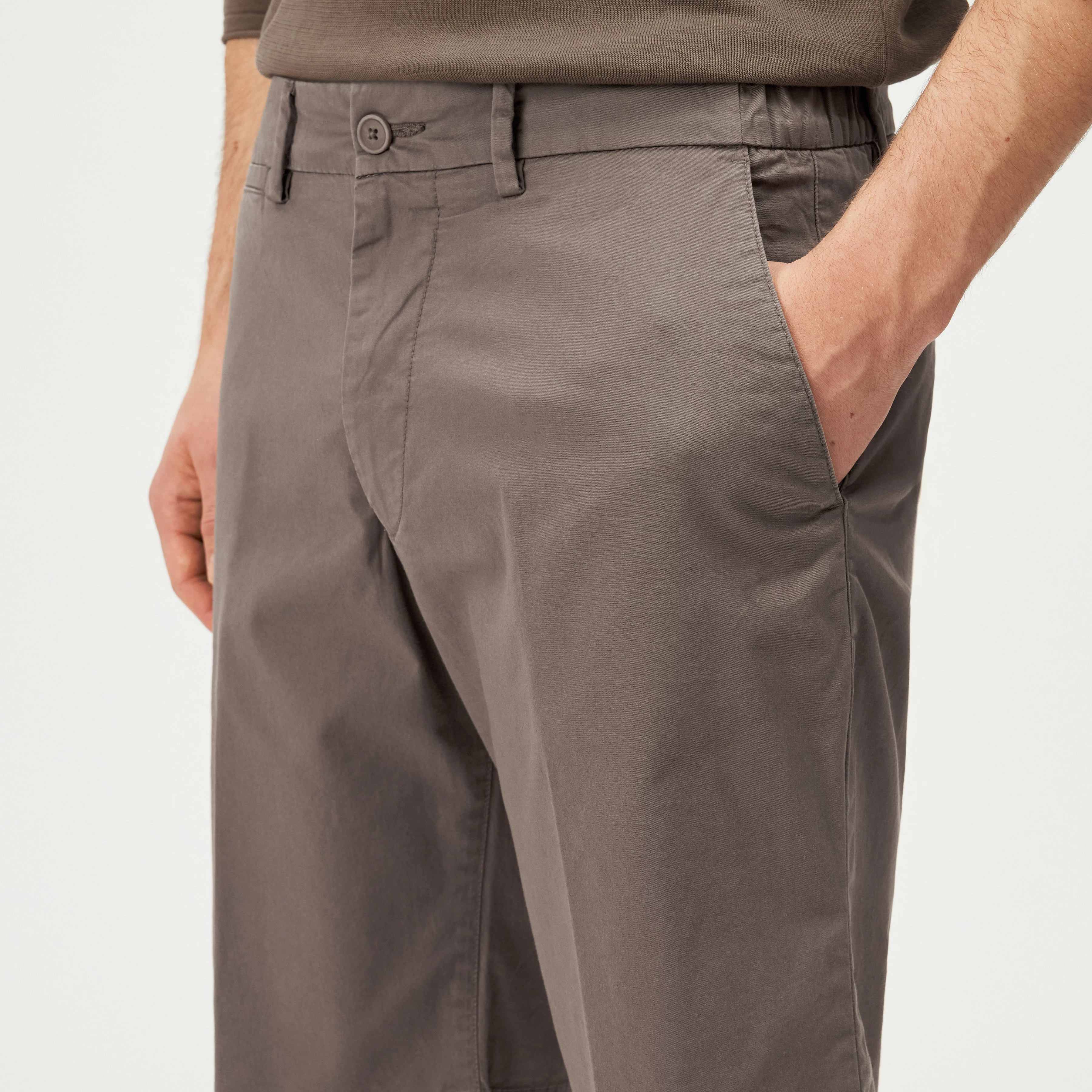 KEND - Chino Shorts in Baumwoll-Twill - Herren - braun - Detailansicht am Model