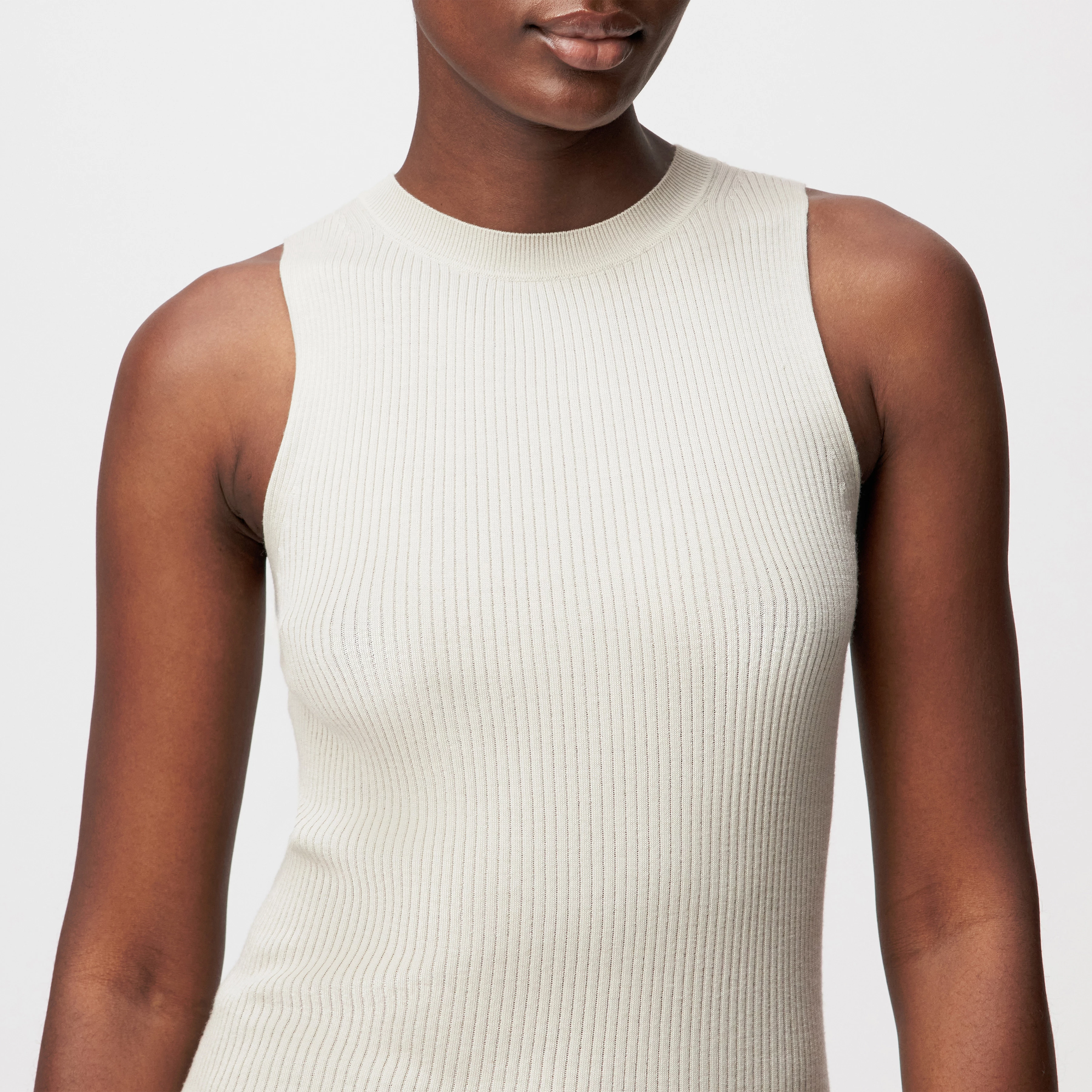 PHIA - Strick-Tanktop mit Rundhals in fließendem Wollmix - Damen - beige - Detailansicht am Model