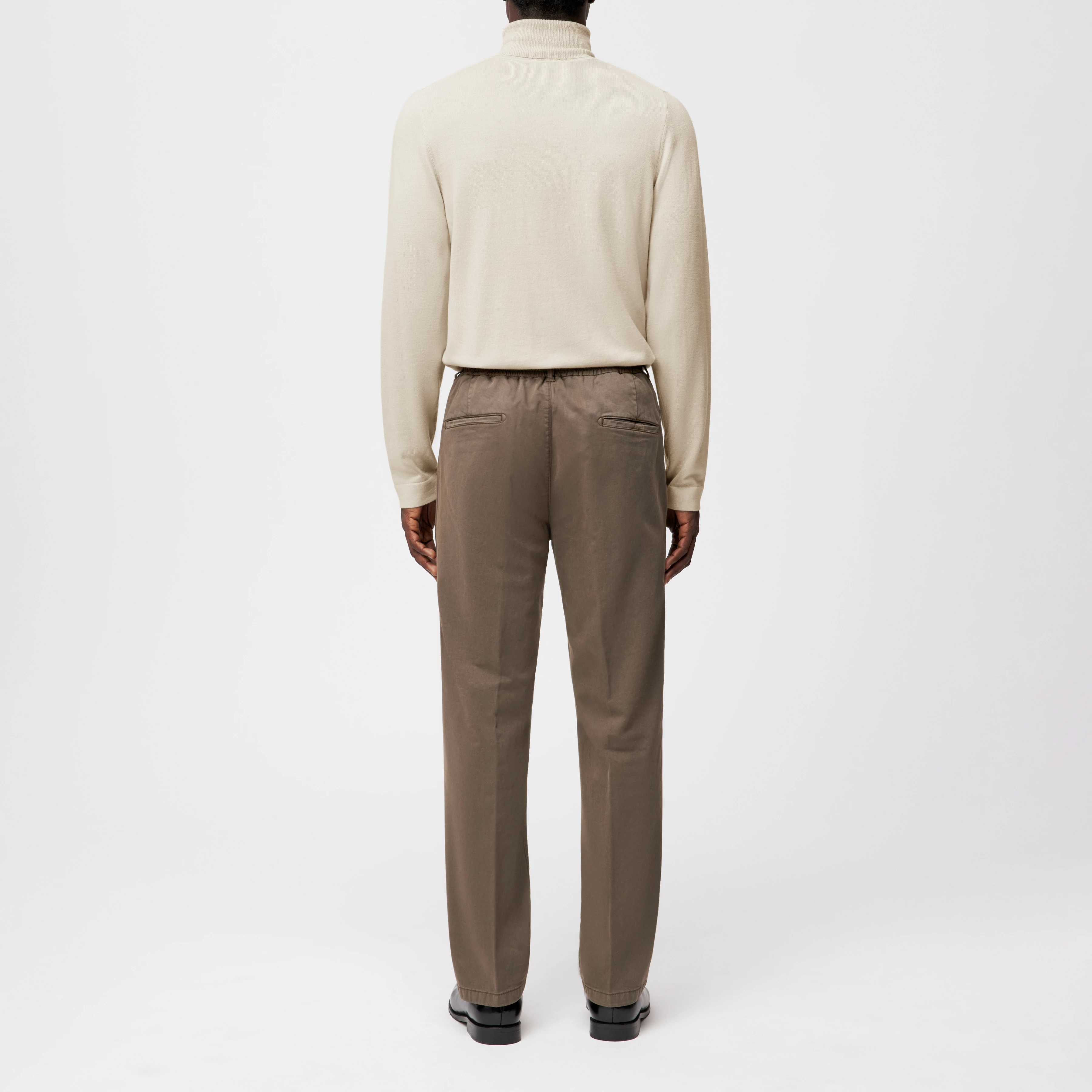 CHASY_RGLR - Casual Hose mit Bundfalte in softer Baumwolle - Herren - grün - Rückansicht