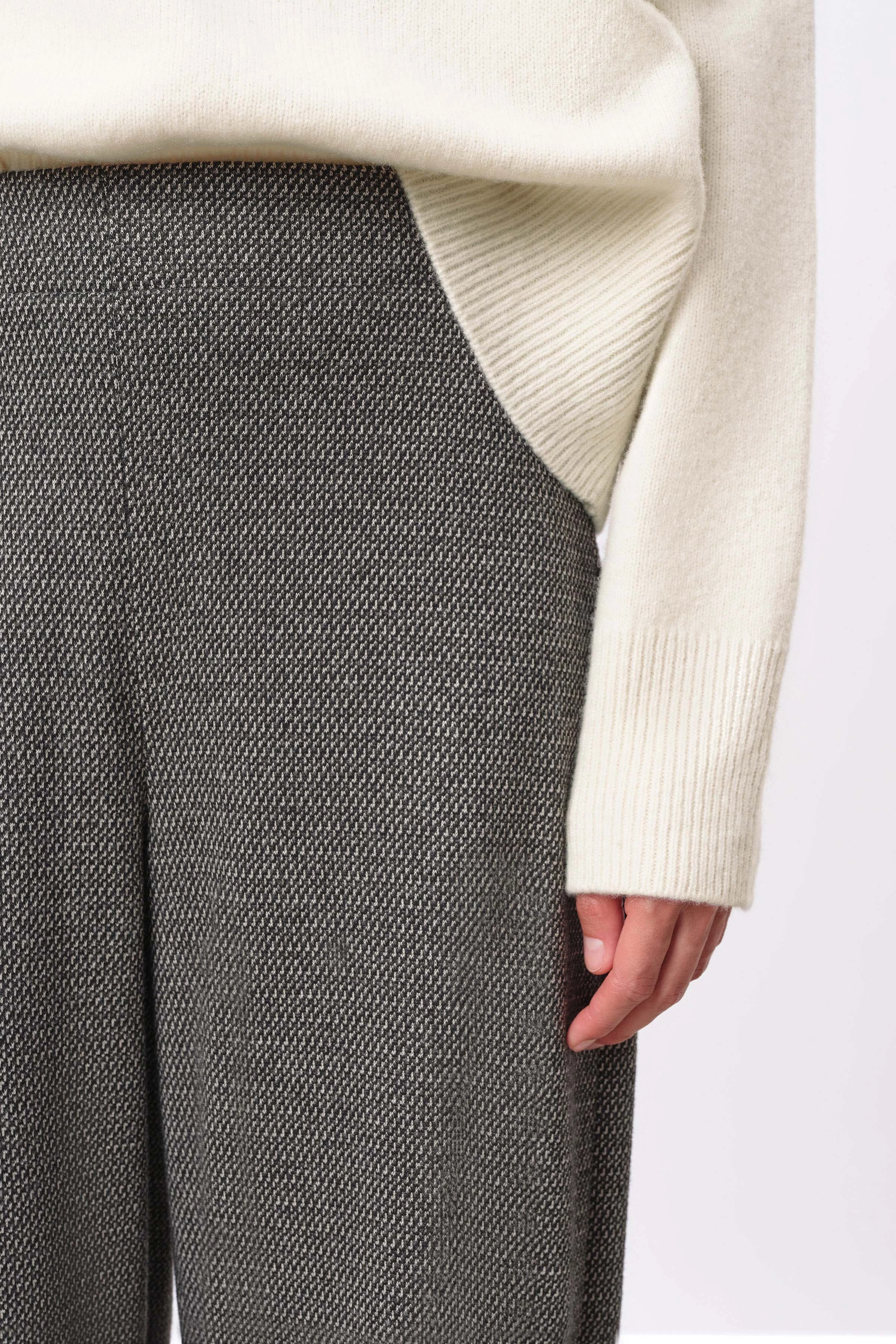 SEAL - barrel-leg trousers in shortened length in jersey - women - grey - Seitenansicht