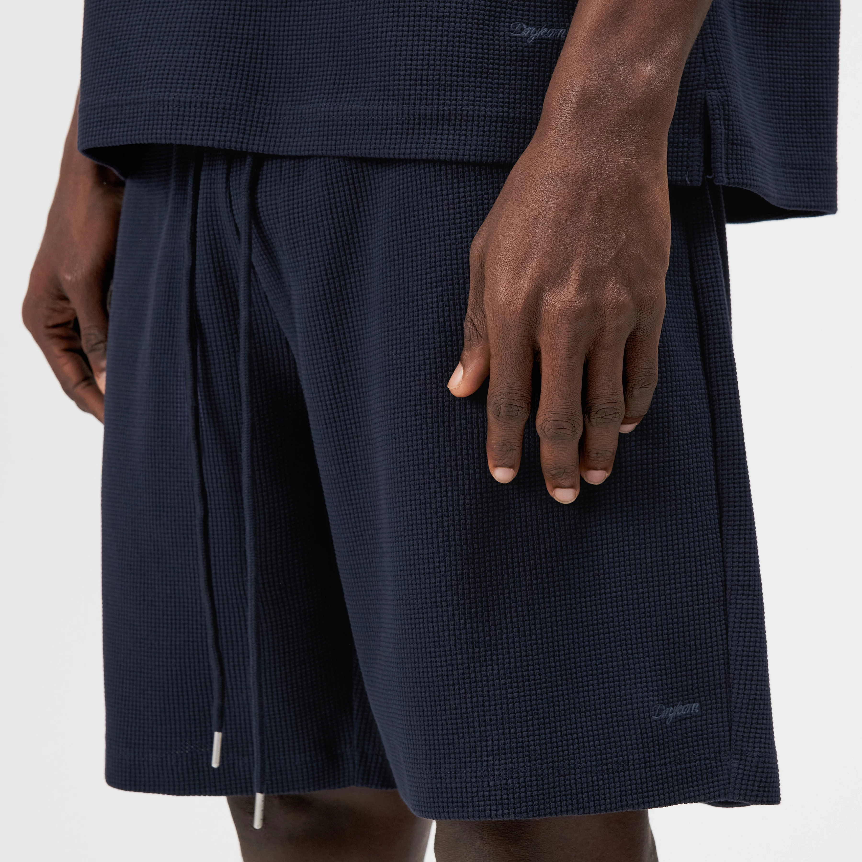BRIKKO - Casual shorts in heavy jersey - men - blue - Detailansicht am Model