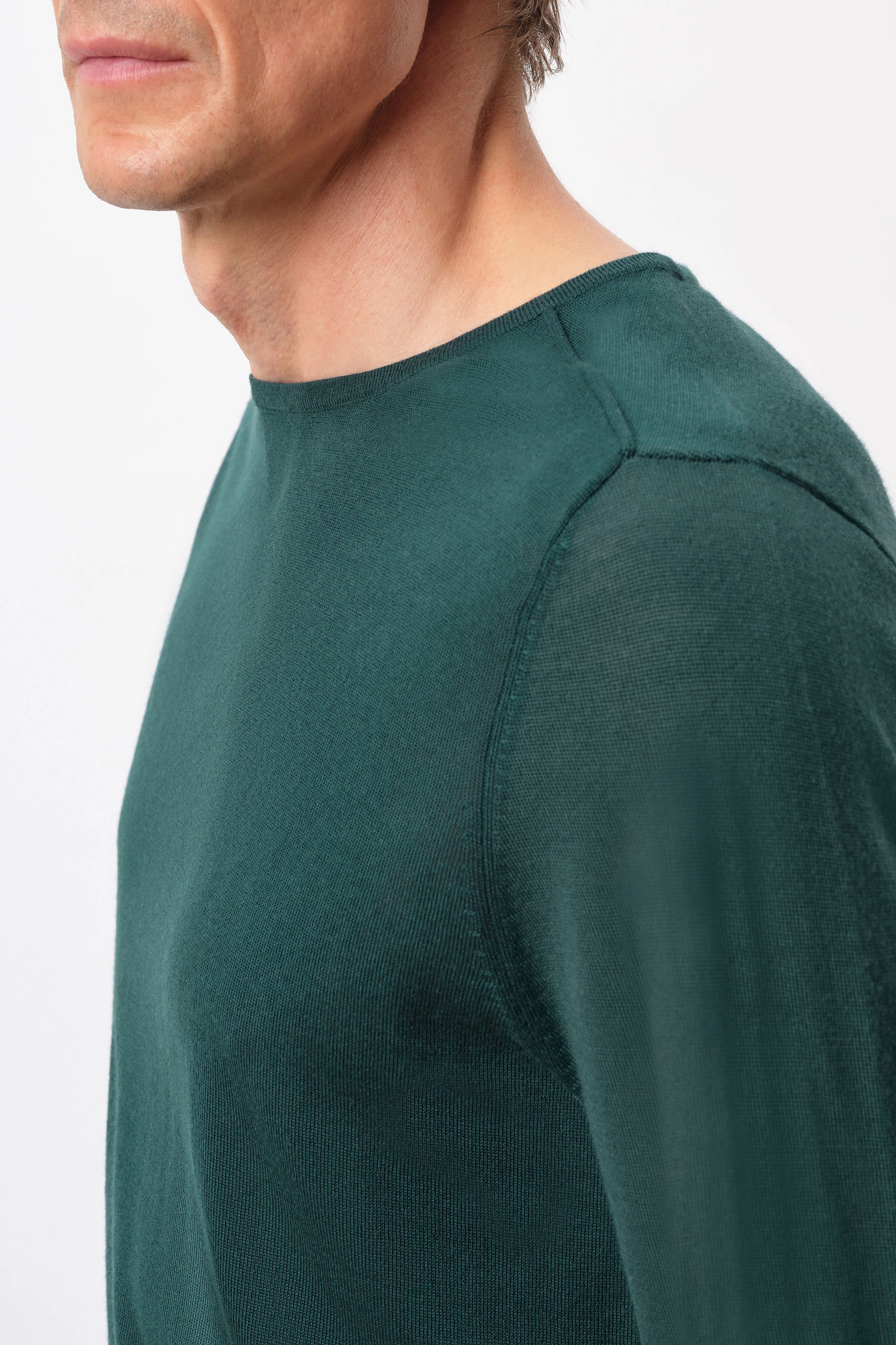 RIKONO - knitted pullover in fine merino wool - men - green - Seitenansicht
