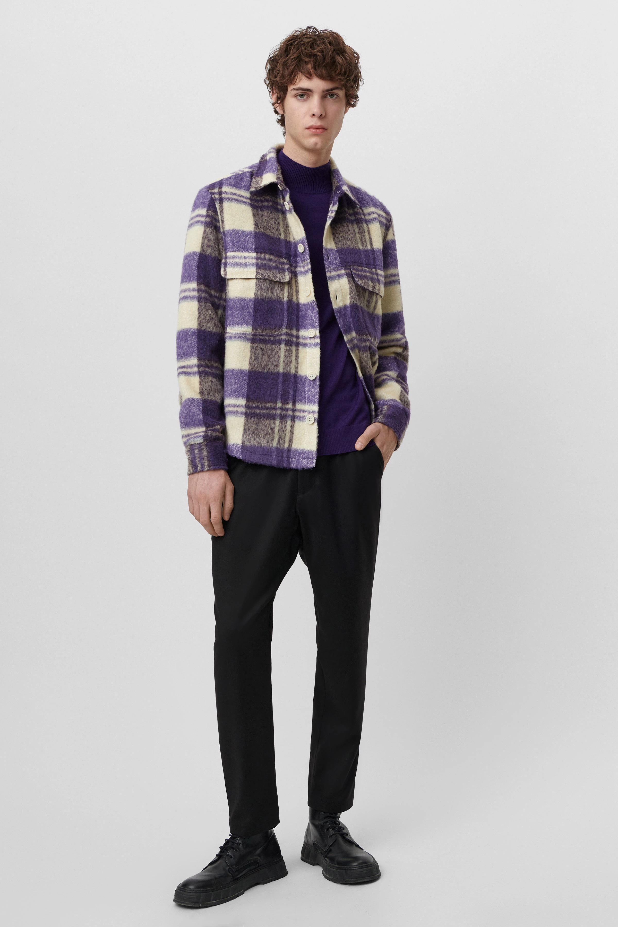 WATSON - Knitted jumper with turtle neck in merino wool - men - purple - Ganzkörper-Frontansicht