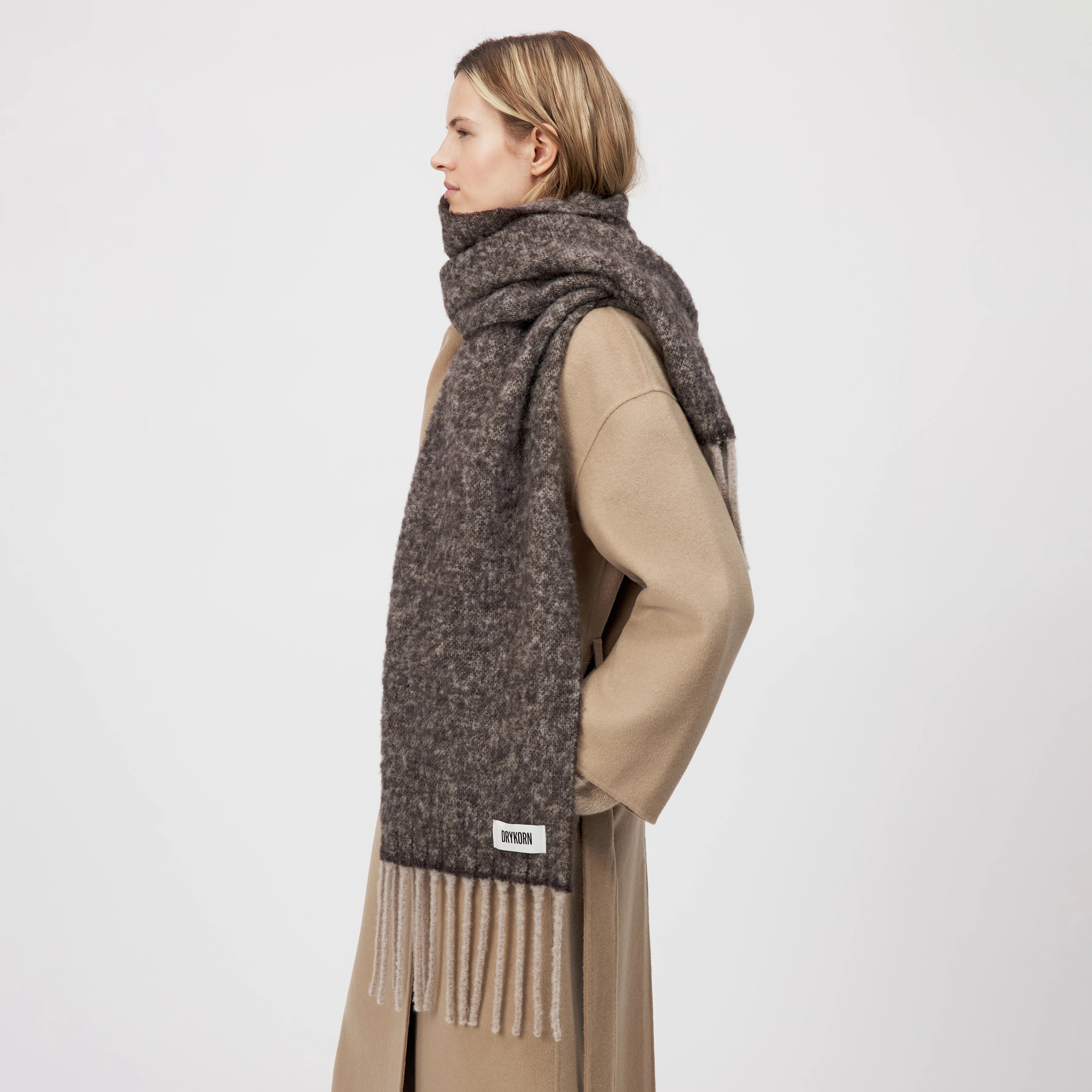 BEAUT - Schal in Woll-Mix - Unisex - braun - Ganzkörper-Frontansicht