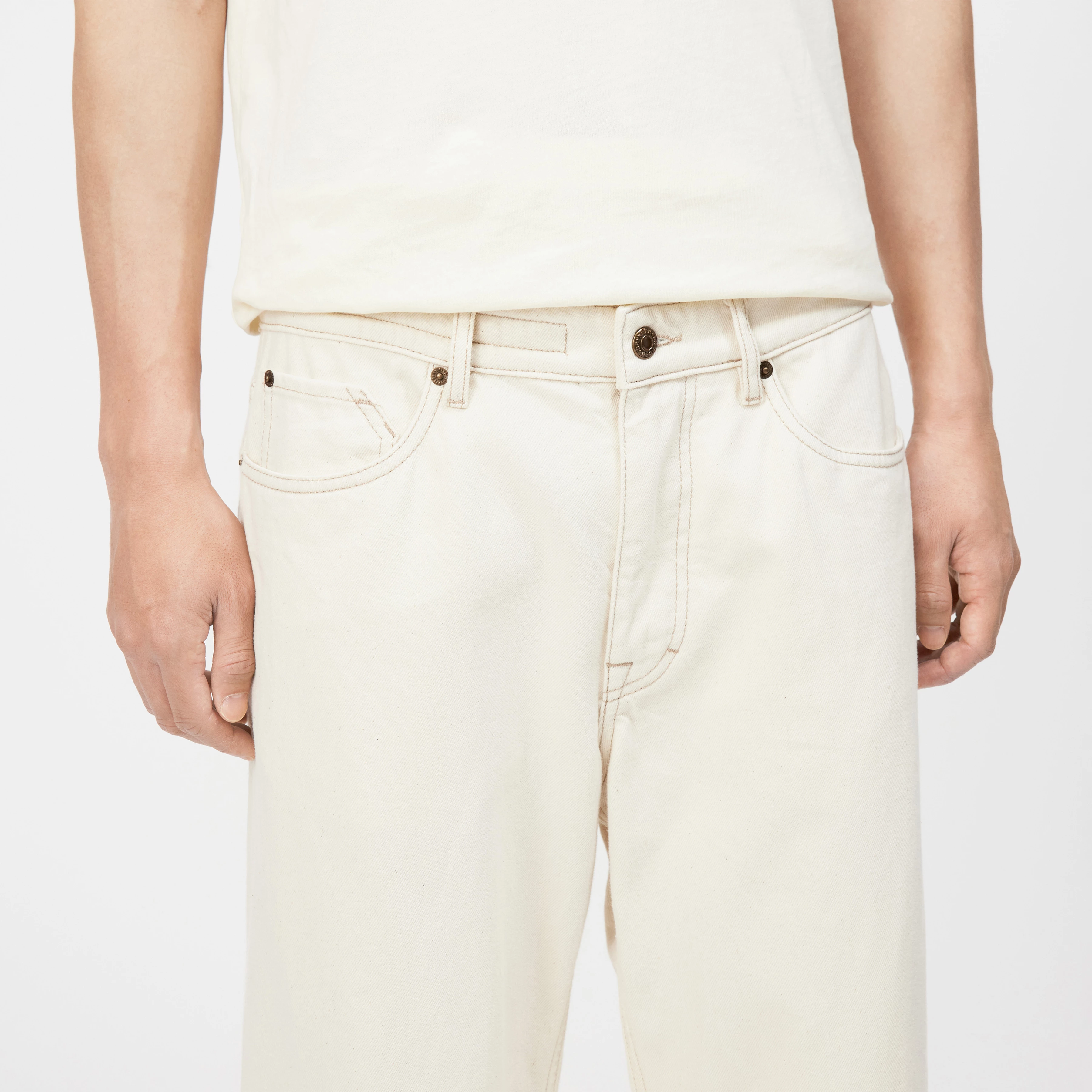 RAWDY_A - Tapered Jeans in Natural Denim - Herren - Metall - Detailansicht am Model