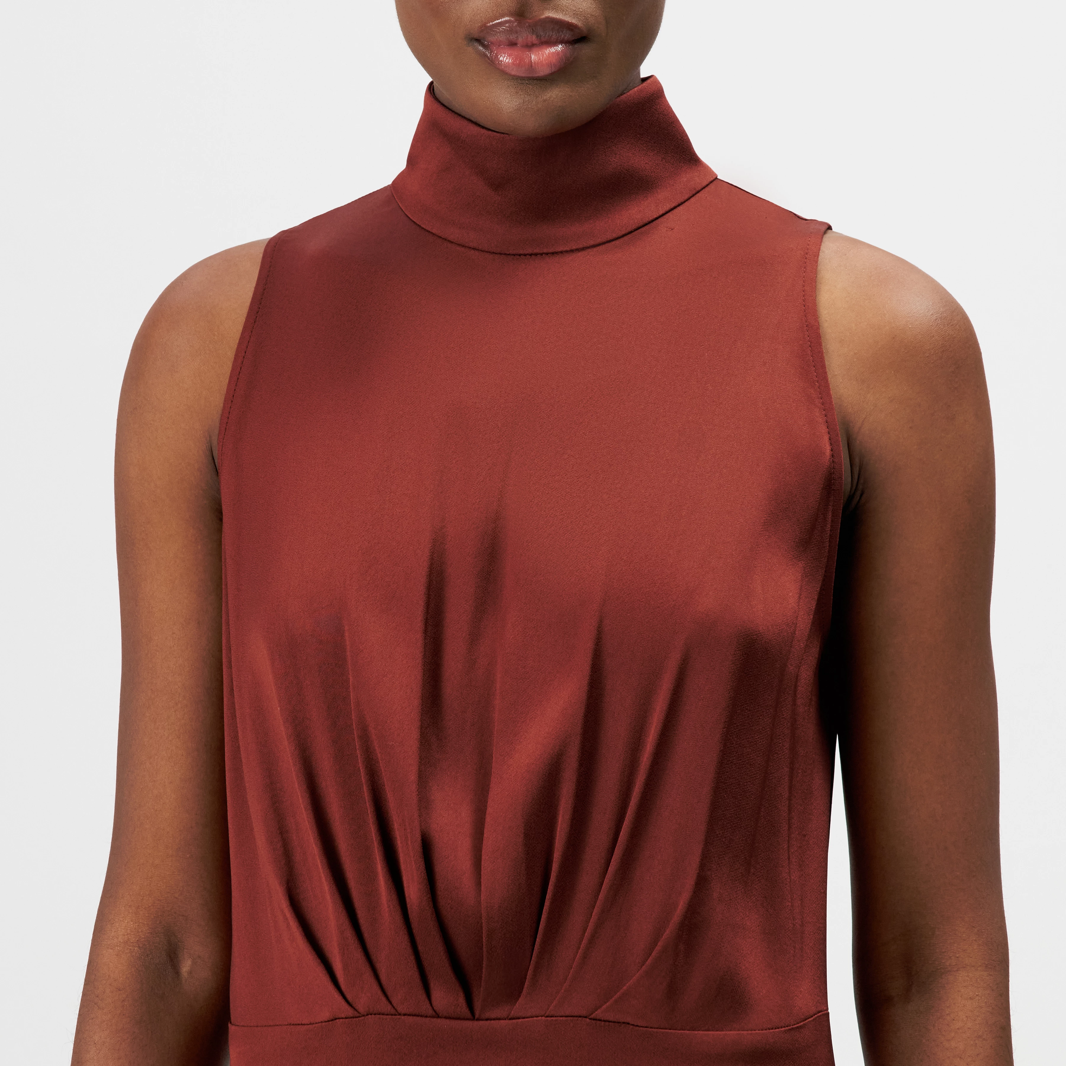 AMABEL - Satin maxi dress with stand-up collar - women - red - Detailansicht am Model