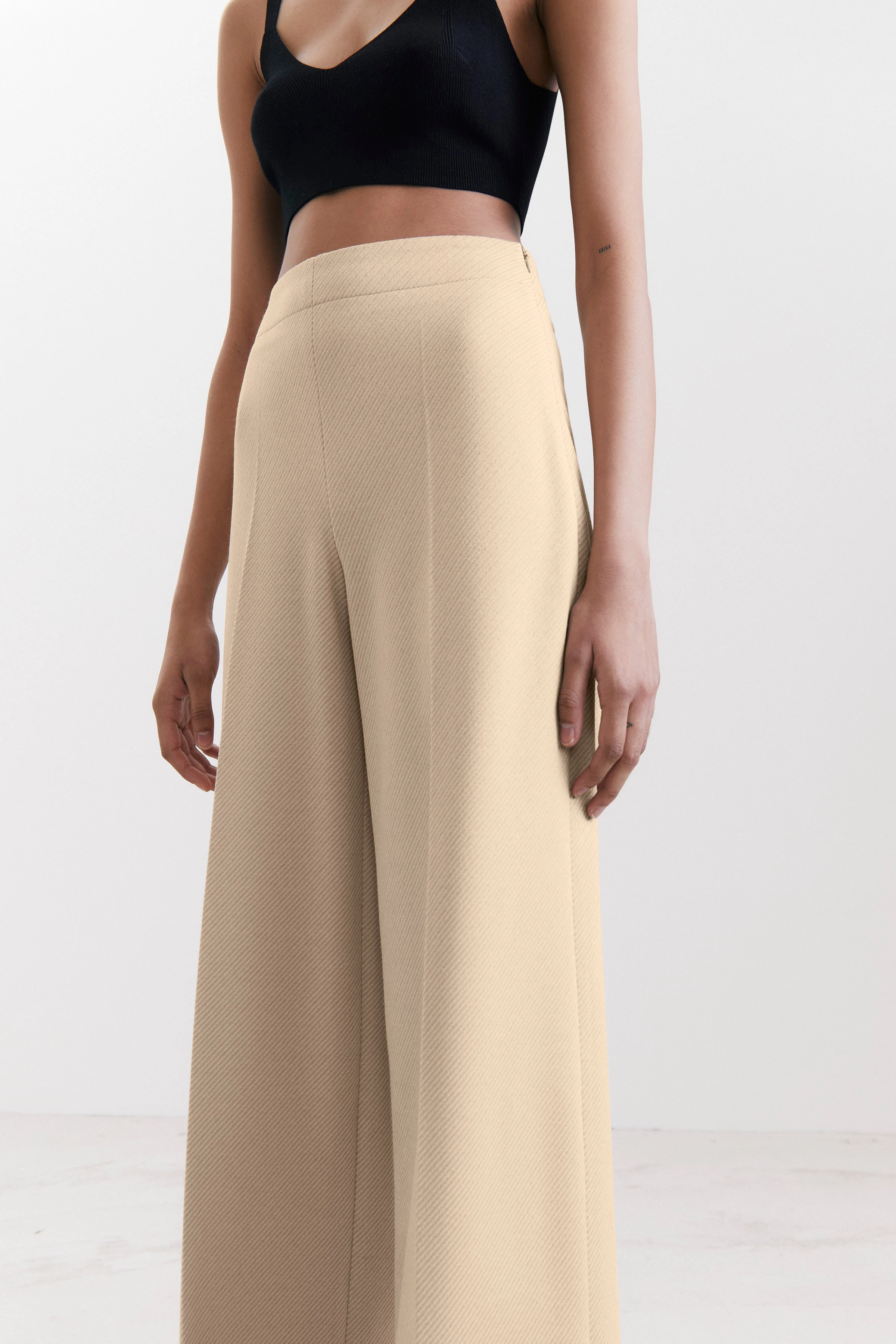 BEFORE - Marlenehose mit angeschnittenem Bund - Damen - beige - Detailansicht am Model