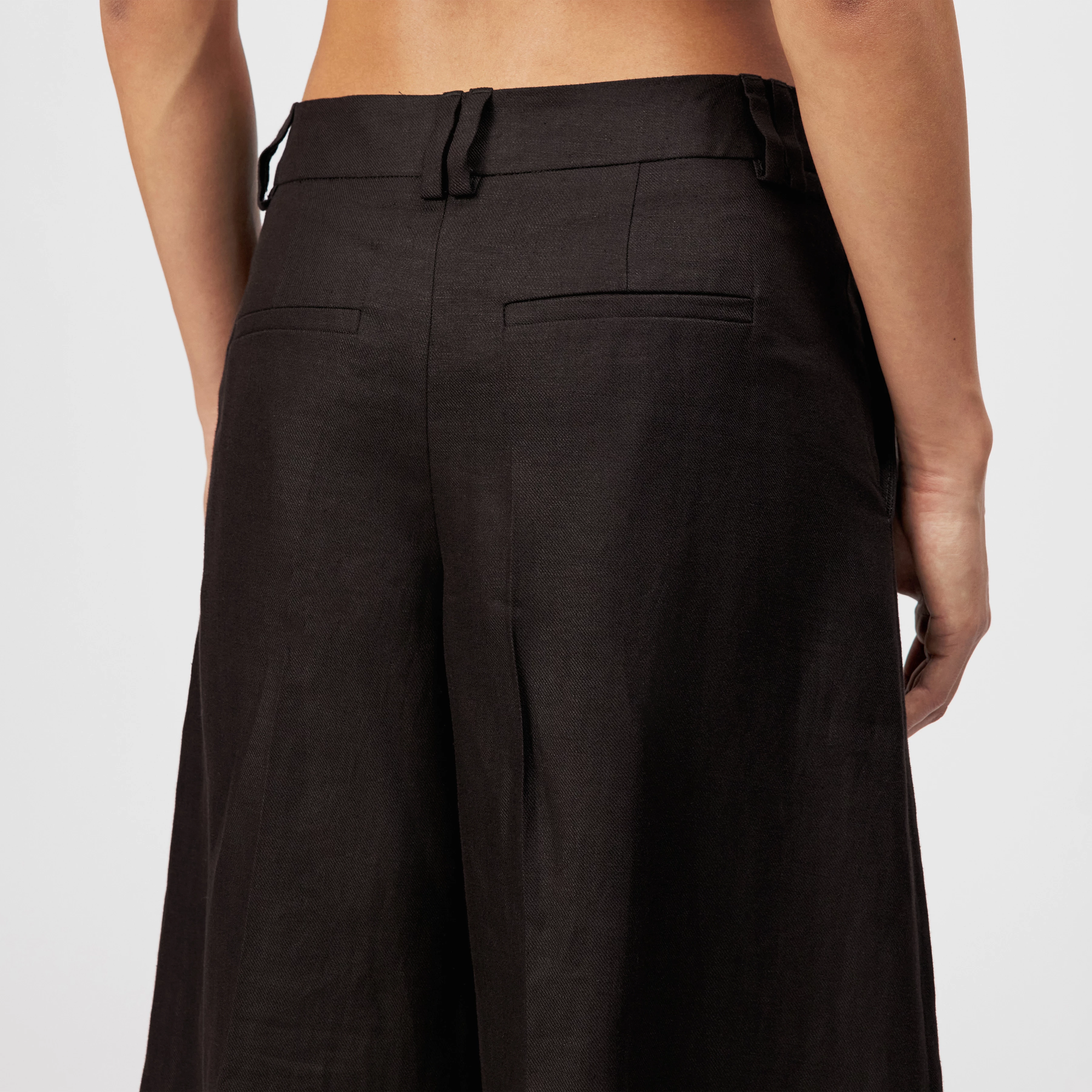 GOVERN - Relaxed Fit Bermuda Shorts in Linen - women - brown - Detailansicht am Model