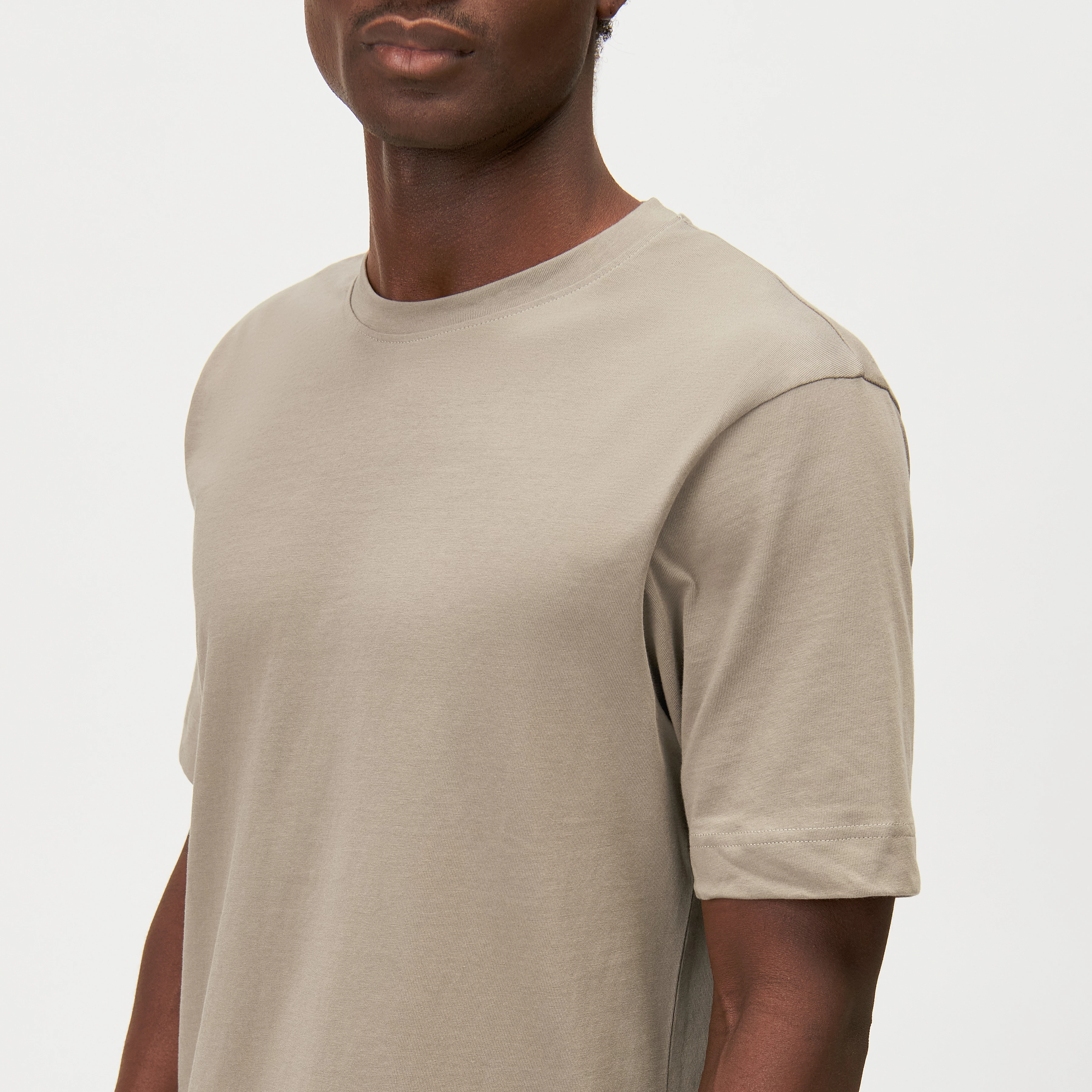 RAPHAEL - T-Shirt in reiner Baumwolle - Herren - braun - Detailansicht am Model