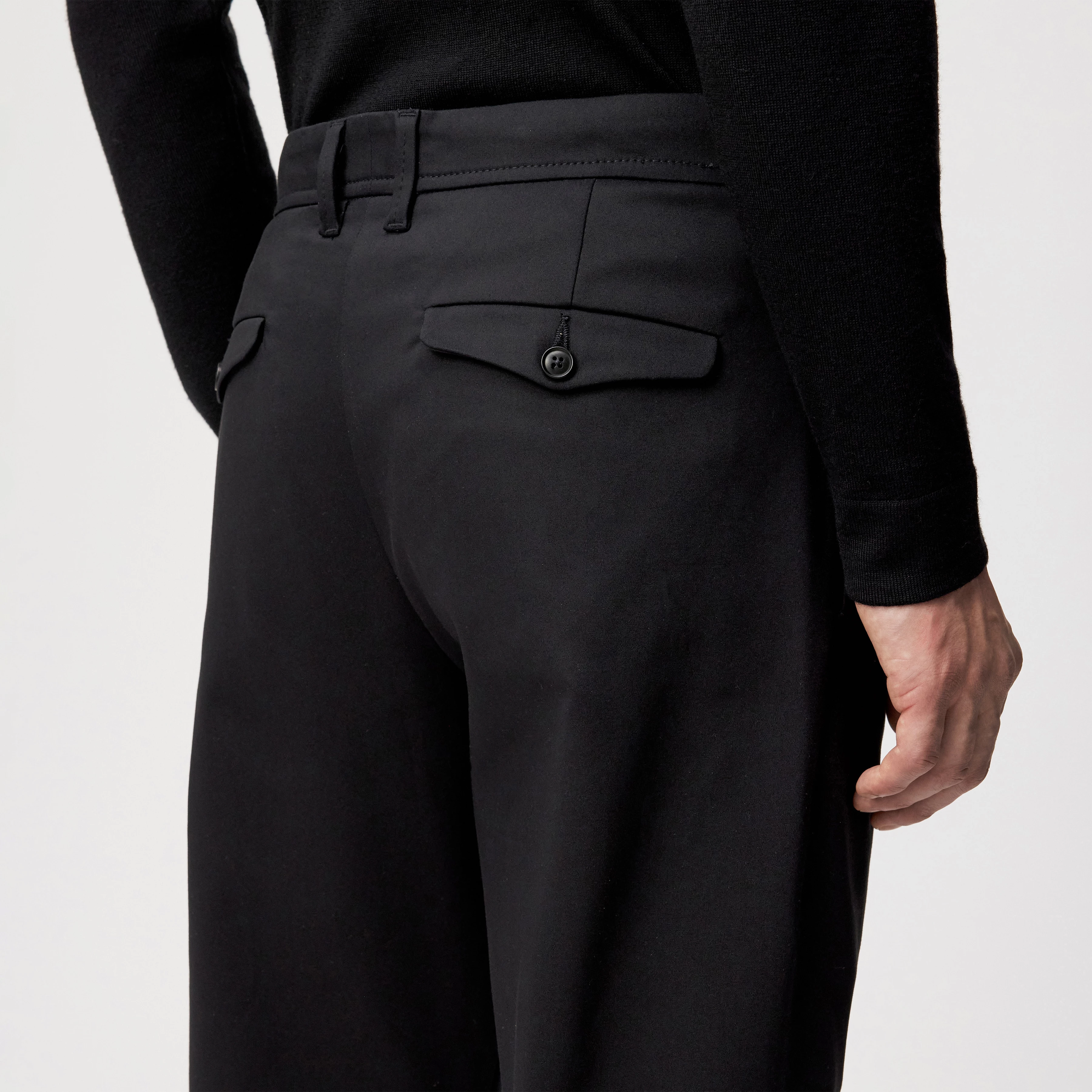 DEVYN - Trousers with D-ring detail in techno stretch satin - men - Natural Aluminium - Detailansicht am Model