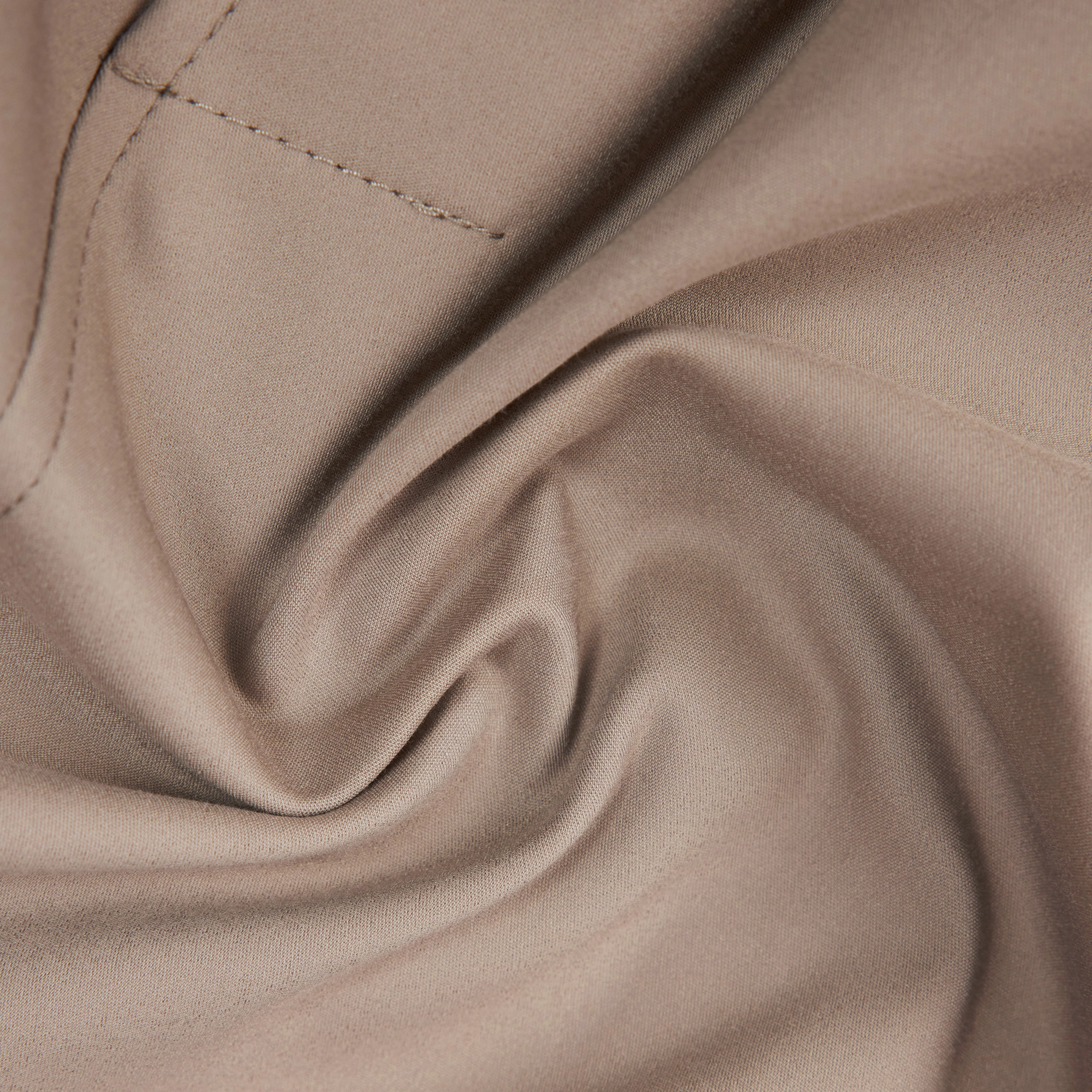 SKOPJE_C - Trench coat in techno stretch satin - men - beige - Materialbild (B2C)
