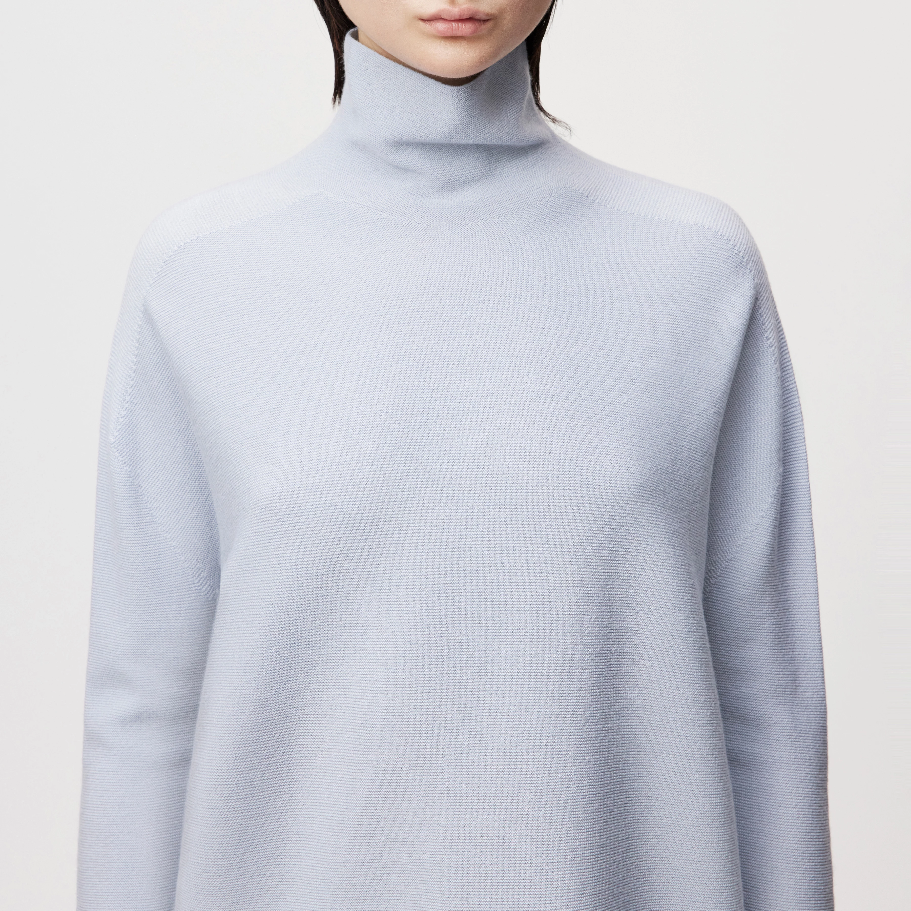 LIORA - Egg-Shape Rollkragenpullover in 100% Merinowolle - Damen - blau - Detailansicht am Model