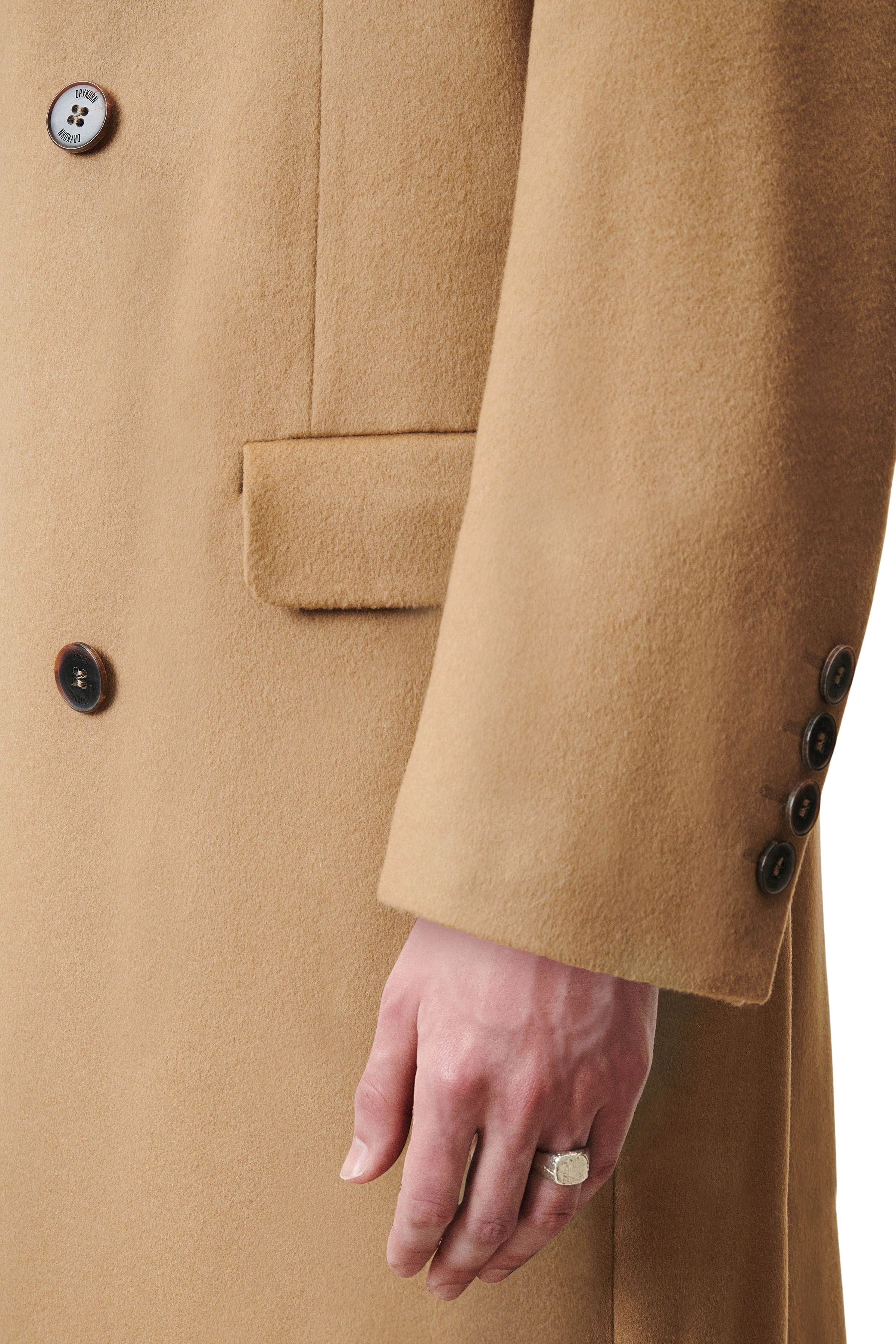 SKYE - Double-breasted lapel coat in cashmere mix - men - brown - Detailansicht am Model